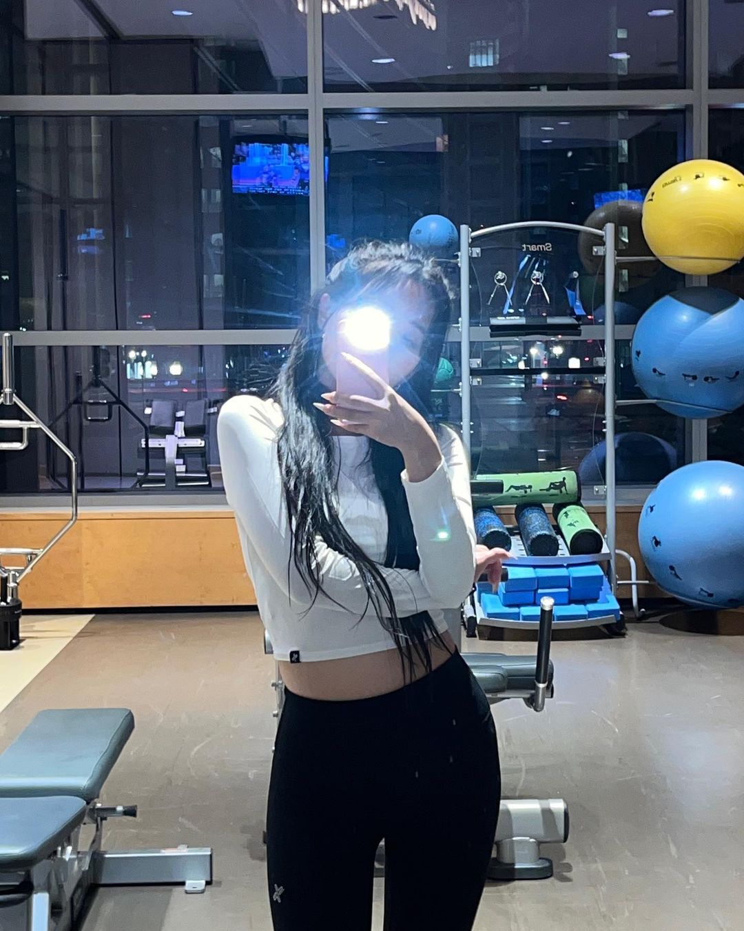 얇은 롱슬리브 하나로 되네?🤍🖤 이미지