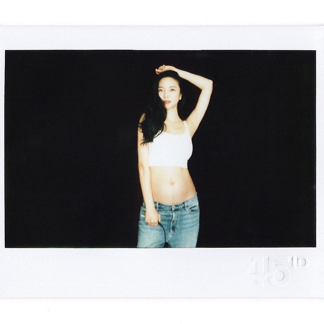 NS윤지🤰8개월차 만삭화보🖤

최근 방송에서 결혼 3년 만에 예비 엄마가 됐다는 소식을 전한 NS윤지. 그리고 오늘(30일) 자신의 인스타그램에 남편과 함께한 만삭 사진을 올렸습니다. 흰 상의에 청바지를 맞춰 입은 채 아기 신발을 들고 있어 시선을 사로잡았는데요. NS윤지는 지난 2021년 코미디언 이상해 아들과 부부의 연을 맺고, 예능 프로그램을 통해 결혼 생활을 공개한 바 있습니다. 이미지3