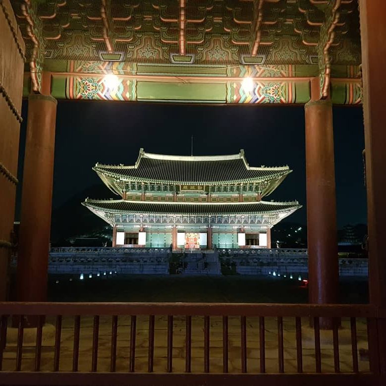 경복궁의 밤을 느껴보세요✨

경복궁의 남문인 광화문을 비롯해 흥례문, 근정전, 사정전 등을 야간에 감상할 수 있는 2024년 상반기 경복궁 야간관람 예매가 시작됐습니다.🎫 상반기 야간 입장권은 인터파크 티켓에서 선착순으로 하루에 3천매(1인 4매)씩 판매합니다. 자세한 사항은 아래를 참고하세요. ⬇️

📌 관람기간: 2024년 5월 8일(수)~6월 2일(일)
📌 관람시간: 19:00~21:30
📌 입장마감: 20:30
📌 인터넷예매: 인터파크 티켓(선착순 하루 3000매_1인 4매)
📌 예매시작: 2024년 4월 30일(화) 10:00
📌 매주 월요일, 화요일, 5월 17일(금)~5월 19일(일): 야간관람 휴무
📌 관람요금: 3천 원
📌 무료관람: 한복 착용자, 만 6세 이하, 만 65세 이상 이미지