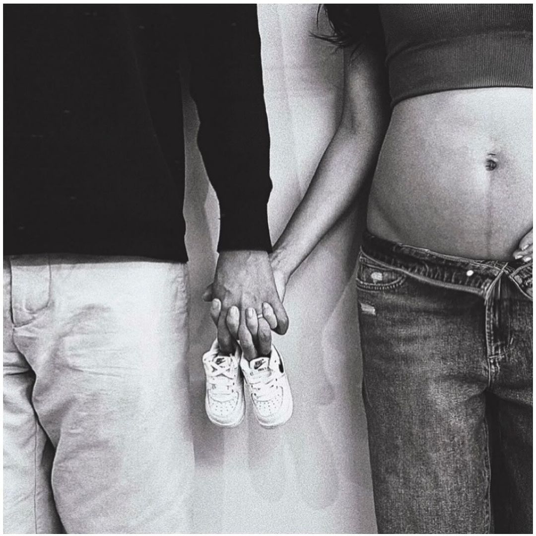 NS윤지🤰8개월차 만삭화보🖤

최근 방송에서 결혼 3년 만에 예비 엄마가 됐다는 소식을 전한 NS윤지. 그리고 오늘(30일) 자신의 인스타그램에 남편과 함께한 만삭 사진을 올렸습니다. 흰 상의에 청바지를 맞춰 입은 채 아기 신발을 들고 있어 시선을 사로잡았는데요. NS윤지는 지난 2021년 코미디언 이상해 아들과 부부의 연을 맺고, 예능 프로그램을 통해 결혼 생활을 공개한 바 있습니다. 이미지4