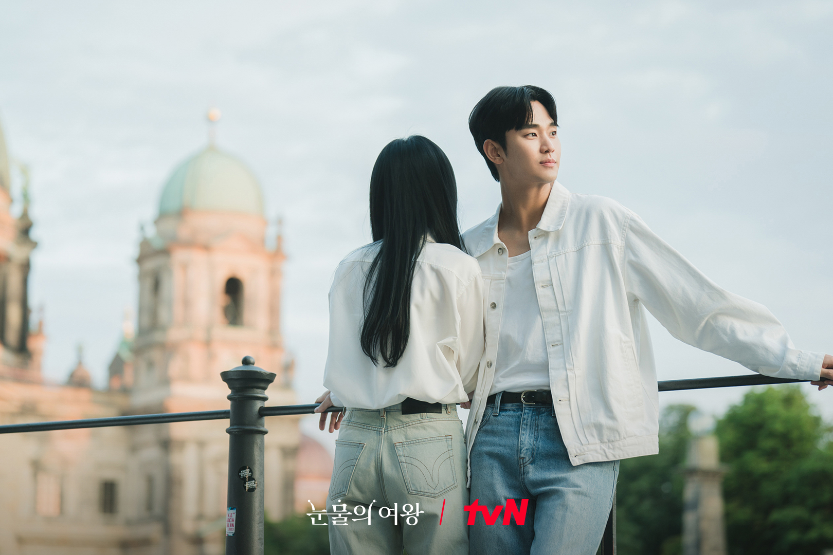 오늘은 백홍부부 결혼기념일💍👨‍👨‍👧

지난 28일 tvN 역대 드라마 최고 시청률을 기록하며 막을 내린 ‘눈물의 여왕’. 그리고 오늘(2일) 백홍 부부의 결혼기념일을 맞아 신혼 시절 사진과 비하인드 사진이 공개됐습니다. 두 사람의 로맨틱한 투샷부터 마지막 회에서 잠깐 등장했던 이들의 아기와의 산책 장면도 담겨 있는데요. 아직 여운에서 빠져나오지 못한 일부 시청자들에게는 작은 선물이 될 것 같네요.🎁 이미지4