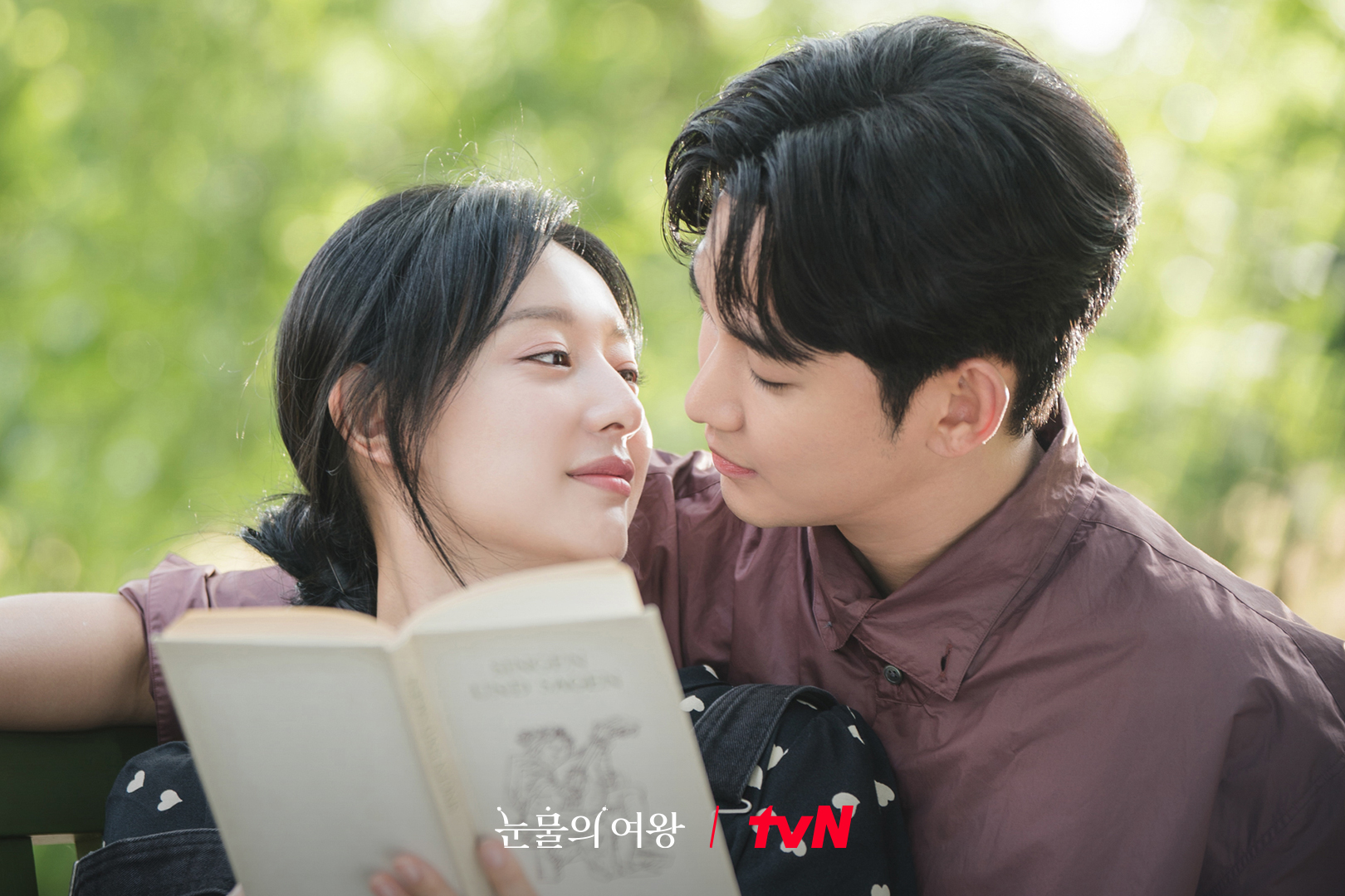 오늘은 백홍부부 결혼기념일💍👨‍👨‍👧

지난 28일 tvN 역대 드라마 최고 시청률을 기록하며 막을 내린 ‘눈물의 여왕’. 그리고 오늘(2일) 백홍 부부의 결혼기념일을 맞아 신혼 시절 사진과 비하인드 사진이 공개됐습니다. 두 사람의 로맨틱한 투샷부터 마지막 회에서 잠깐 등장했던 이들의 아기와의 산책 장면도 담겨 있는데요. 아직 여운에서 빠져나오지 못한 일부 시청자들에게는 작은 선물이 될 것 같네요.🎁 이미지