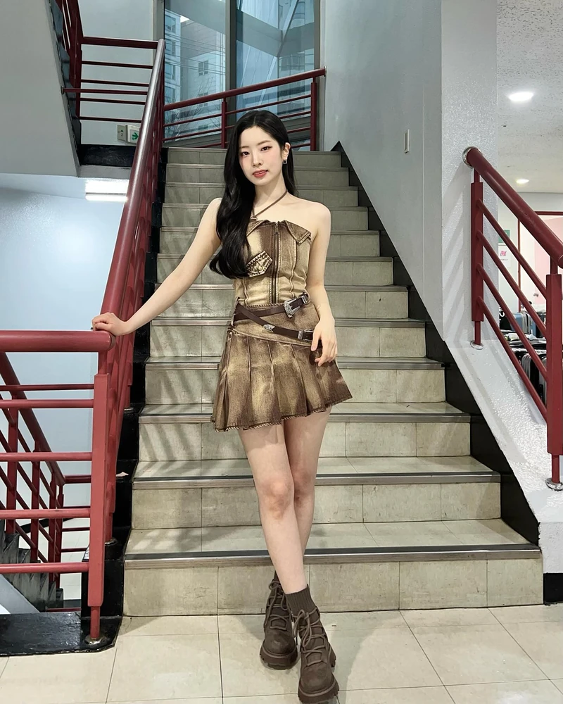 트와이스 다현🤍첫 연기 도전🎬
트와이스의 멤버 다현이 연기에 도전합니다. 2일 동아닷컴은 "다현이 독립 장편 영화 ‘전력질주’ 출연 제의를 받고 연기에 도전할 예정"이라고 전했는데요. 해당 영화는 힐링을 담는 가슴 따뜻한 스포츠드라마 장르라고 하네요. 트와이스 멤버 중 처음으로 배우에 도전하는 다현의 인상적인 연기를 기대해 봅니다. 이미지3