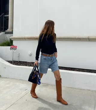 여름에도 롱부츠를 코디하는 법👢
버뮤다 데님 팬츠와 매치해 미니멀&힙한 데일리룩 완성✔️🙆♀️ 이미지