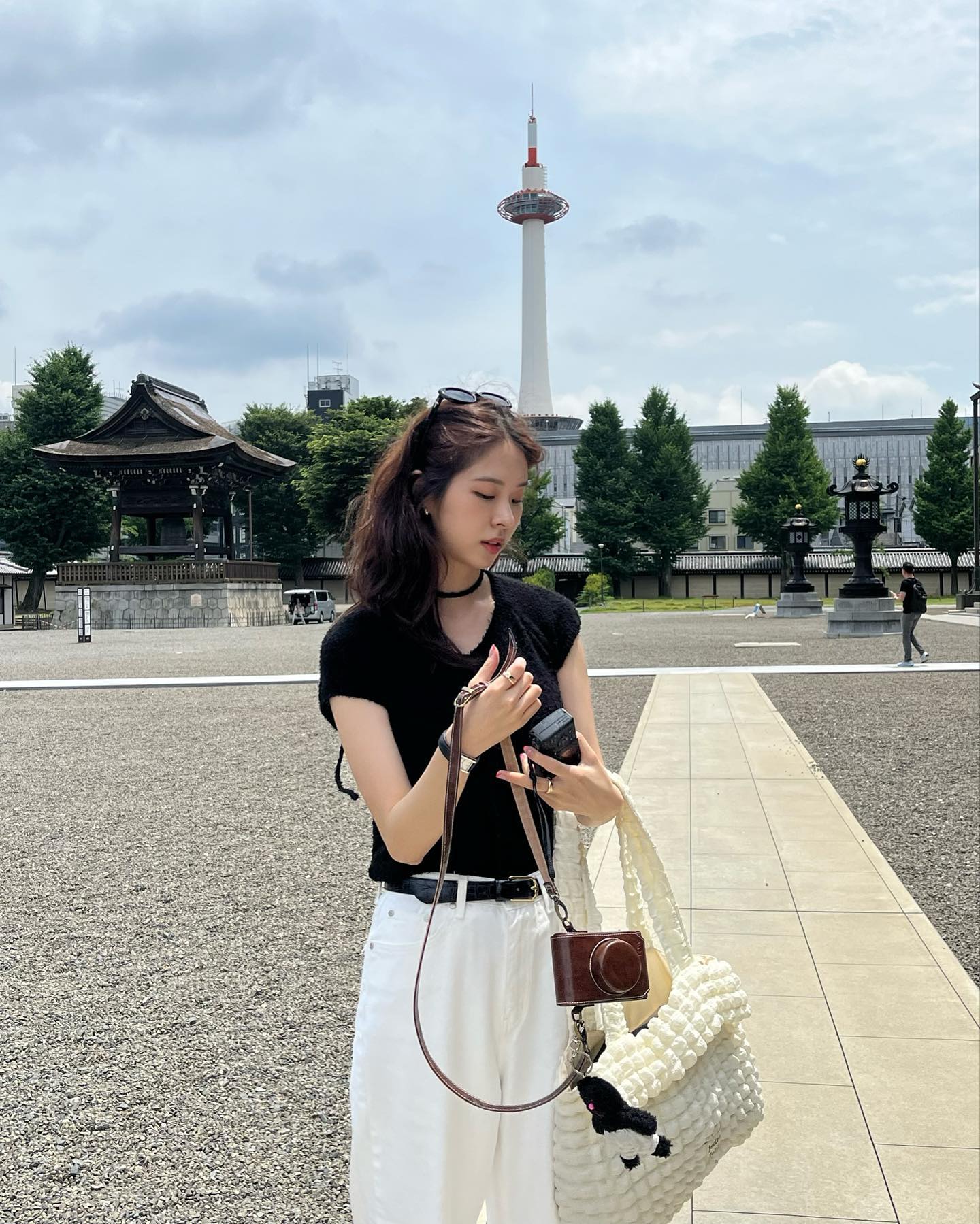 화이트팬츠로 출근룩 5가지🤍
5월에 화이트팬츠로 입기 좋은 출근룩 꿀조합 5가지 추천해요🫶🏻✔️

1. 반팔 니트 + 화이트 팬츠

2. 화이트 셔츠 + 화이트 팬츠

3. 가벼운 니트 + 화이트 팬츠

4. 반팔 티셔츠 + 화이트 팬츠

5. 화이트 가디건 + 화이트 팬츠 이미지