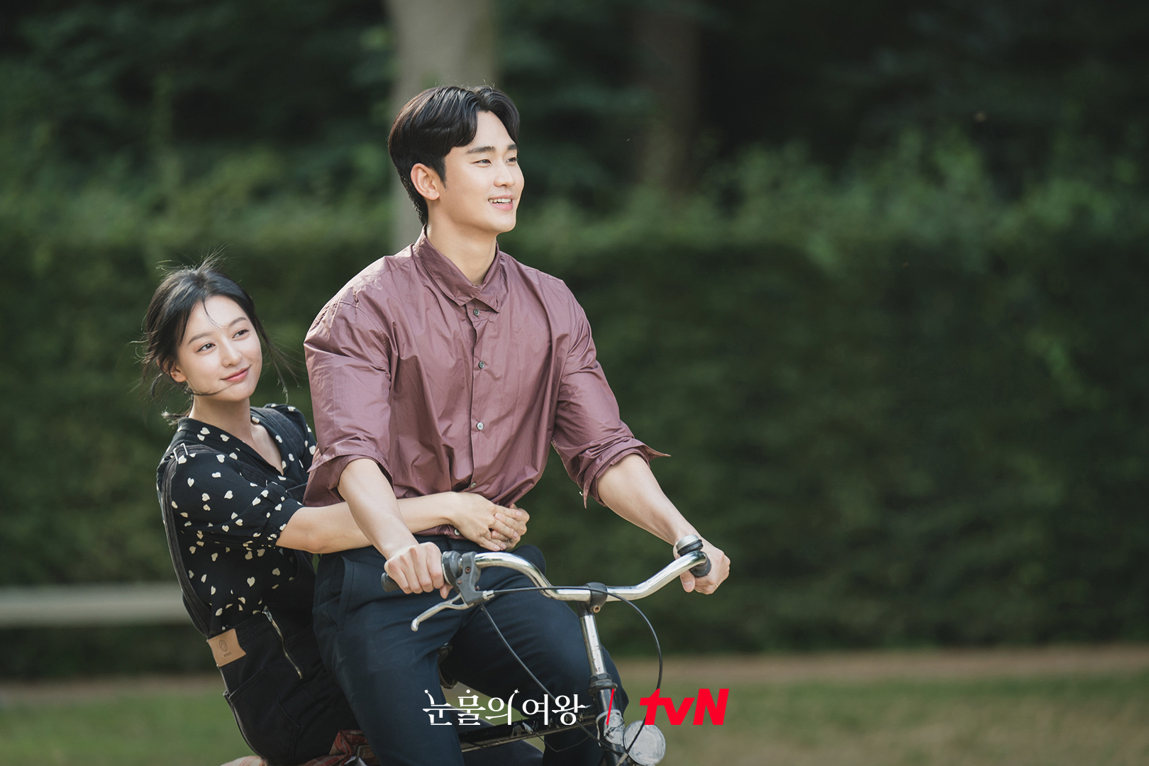 오늘은 백홍부부 결혼기념일💍👨‍👨‍👧

지난 28일 tvN 역대 드라마 최고 시청률을 기록하며 막을 내린 ‘눈물의 여왕’. 그리고 오늘(2일) 백홍 부부의 결혼기념일을 맞아 신혼 시절 사진과 비하인드 사진이 공개됐습니다. 두 사람의 로맨틱한 투샷부터 마지막 회에서 잠깐 등장했던 이들의 아기와의 산책 장면도 담겨 있는데요. 아직 여운에서 빠져나오지 못한 일부 시청자들에게는 작은 선물이 될 것 같네요.🎁 이미지3
