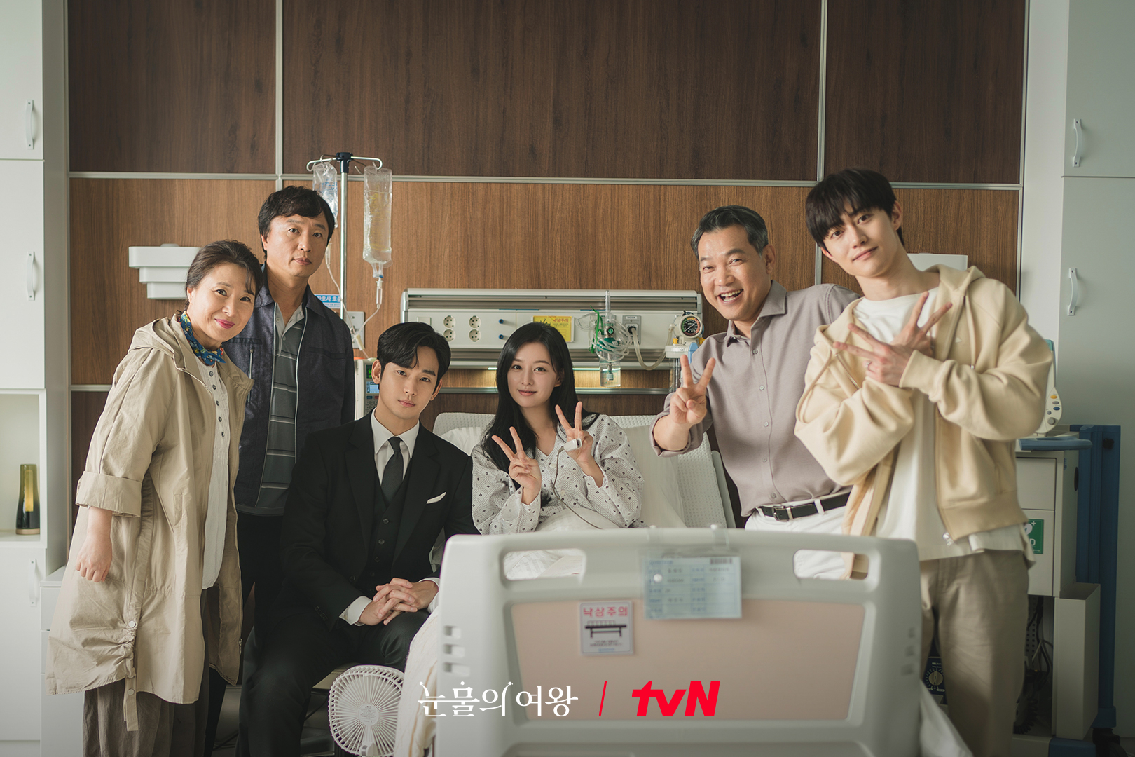 오늘은 백홍부부 결혼기념일💍👨‍👨‍👧

지난 28일 tvN 역대 드라마 최고 시청률을 기록하며 막을 내린 ‘눈물의 여왕’. 그리고 오늘(2일) 백홍 부부의 결혼기념일을 맞아 신혼 시절 사진과 비하인드 사진이 공개됐습니다. 두 사람의 로맨틱한 투샷부터 마지막 회에서 잠깐 등장했던 이들의 아기와의 산책 장면도 담겨 있는데요. 아직 여운에서 빠져나오지 못한 일부 시청자들에게는 작은 선물이 될 것 같네요.🎁 이미지10