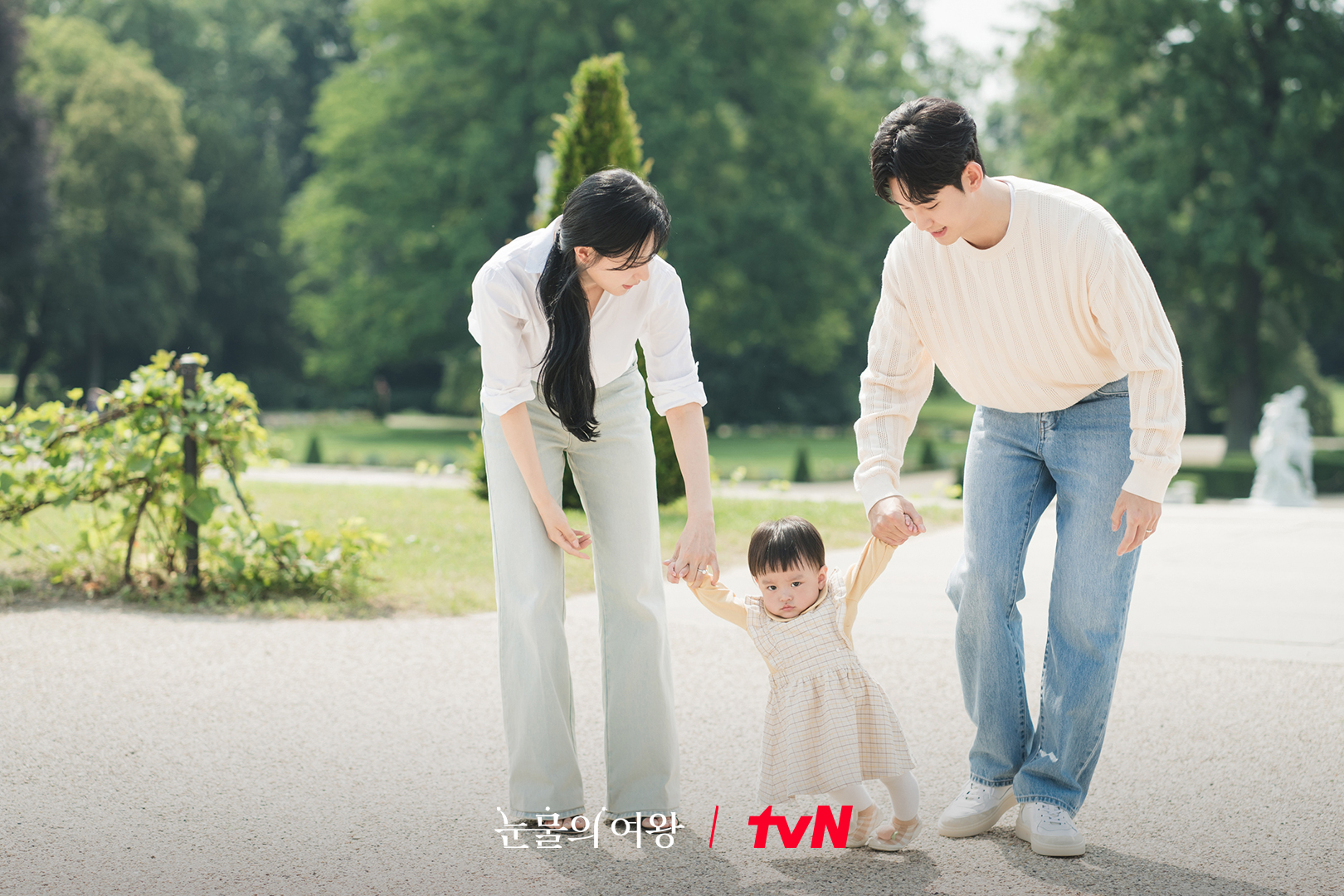 오늘은 백홍부부 결혼기념일💍👨‍👨‍👧

지난 28일 tvN 역대 드라마 최고 시청률을 기록하며 막을 내린 ‘눈물의 여왕’. 그리고 오늘(2일) 백홍 부부의 결혼기념일을 맞아 신혼 시절 사진과 비하인드 사진이 공개됐습니다. 두 사람의 로맨틱한 투샷부터 마지막 회에서 잠깐 등장했던 이들의 아기와의 산책 장면도 담겨 있는데요. 아직 여운에서 빠져나오지 못한 일부 시청자들에게는 작은 선물이 될 것 같네요.🎁 이미지8