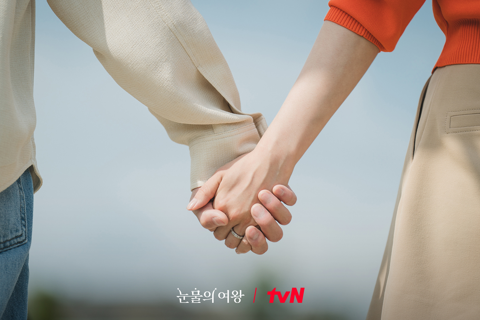 오늘은 백홍부부 결혼기념일💍👨‍👨‍👧

지난 28일 tvN 역대 드라마 최고 시청률을 기록하며 막을 내린 ‘눈물의 여왕’. 그리고 오늘(2일) 백홍 부부의 결혼기념일을 맞아 신혼 시절 사진과 비하인드 사진이 공개됐습니다. 두 사람의 로맨틱한 투샷부터 마지막 회에서 잠깐 등장했던 이들의 아기와의 산책 장면도 담겨 있는데요. 아직 여운에서 빠져나오지 못한 일부 시청자들에게는 작은 선물이 될 것 같네요.🎁 이미지9