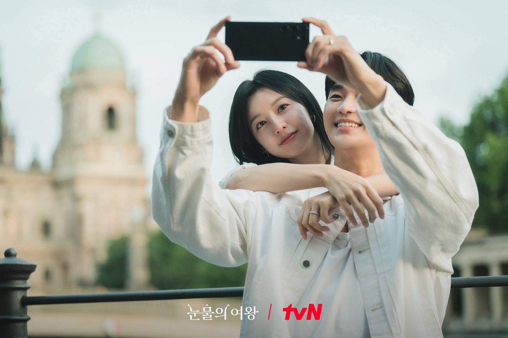 오늘은 백홍부부 결혼기념일💍👨‍👨‍👧

지난 28일 tvN 역대 드라마 최고 시청률을 기록하며 막을 내린 ‘눈물의 여왕’. 그리고 오늘(2일) 백홍 부부의 결혼기념일을 맞아 신혼 시절 사진과 비하인드 사진이 공개됐습니다. 두 사람의 로맨틱한 투샷부터 마지막 회에서 잠깐 등장했던 이들의 아기와의 산책 장면도 담겨 있는데요. 아직 여운에서 빠져나오지 못한 일부 시청자들에게는 작은 선물이 될 것 같네요.🎁 이미지2