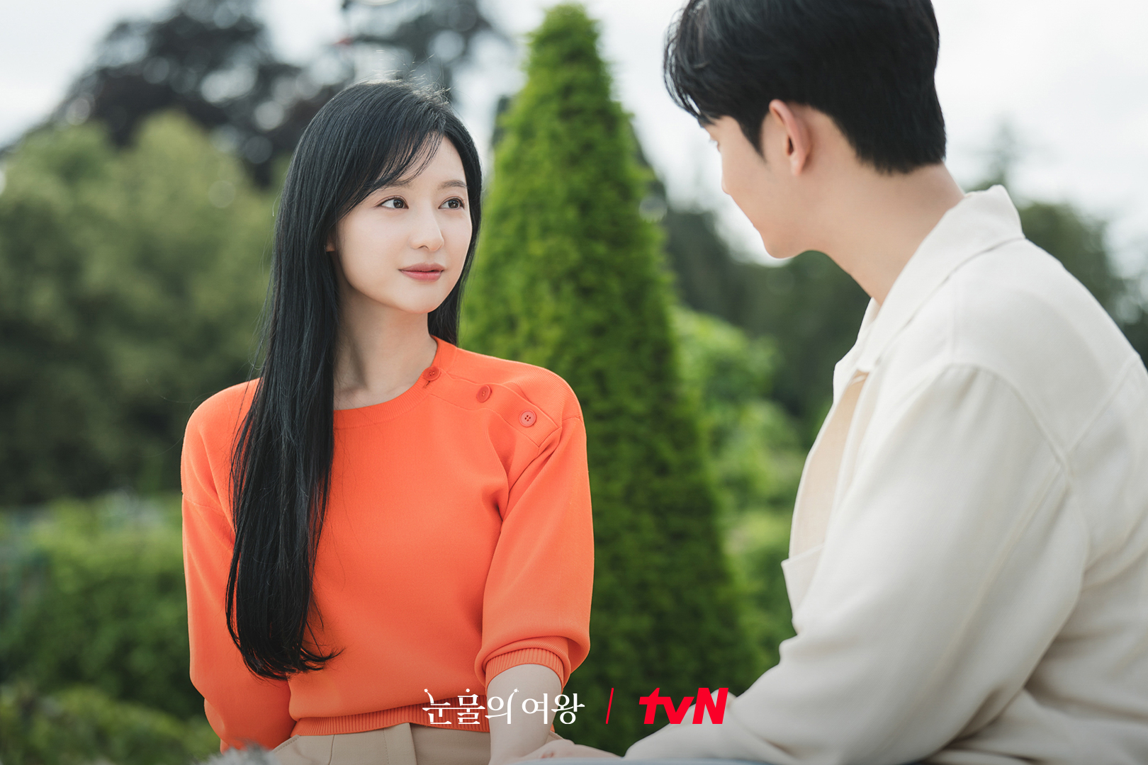 오늘은 백홍부부 결혼기념일💍👨‍👨‍👧

지난 28일 tvN 역대 드라마 최고 시청률을 기록하며 막을 내린 ‘눈물의 여왕’. 그리고 오늘(2일) 백홍 부부의 결혼기념일을 맞아 신혼 시절 사진과 비하인드 사진이 공개됐습니다. 두 사람의 로맨틱한 투샷부터 마지막 회에서 잠깐 등장했던 이들의 아기와의 산책 장면도 담겨 있는데요. 아직 여운에서 빠져나오지 못한 일부 시청자들에게는 작은 선물이 될 것 같네요.🎁 이미지6