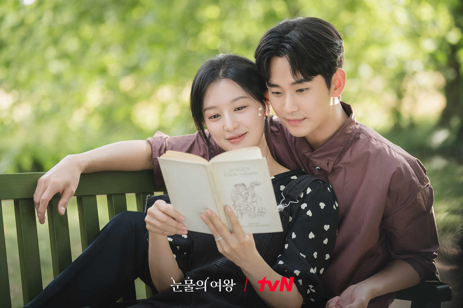 오늘은 백홍부부 결혼기념일💍👨‍👨‍👧

지난 28일 tvN 역대 드라마 최고 시청률을 기록하며 막을 내린 ‘눈물의 여왕’. 그리고 오늘(2일) 백홍 부부의 결혼기념일을 맞아 신혼 시절 사진과 비하인드 사진이 공개됐습니다. 두 사람의 로맨틱한 투샷부터 마지막 회에서 잠깐 등장했던 이들의 아기와의 산책 장면도 담겨 있는데요. 아직 여운에서 빠져나오지 못한 일부 시청자들에게는 작은 선물이 될 것 같네요.🎁 이미지5