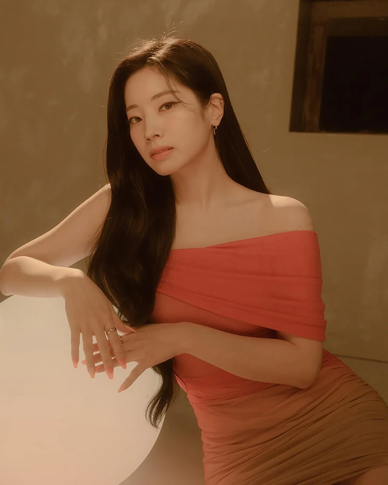트와이스 다현🤍첫 연기 도전🎬
트와이스의 멤버 다현이 연기에 도전합니다. 2일 동아닷컴은 "다현이 독립 장편 영화 ‘전력질주’ 출연 제의를 받고 연기에 도전할 예정"이라고 전했는데요. 해당 영화는 힐링을 담는 가슴 따뜻한 스포츠드라마 장르라고 하네요. 트와이스 멤버 중 처음으로 배우에 도전하는 다현의 인상적인 연기를 기대해 봅니다. 이미지2