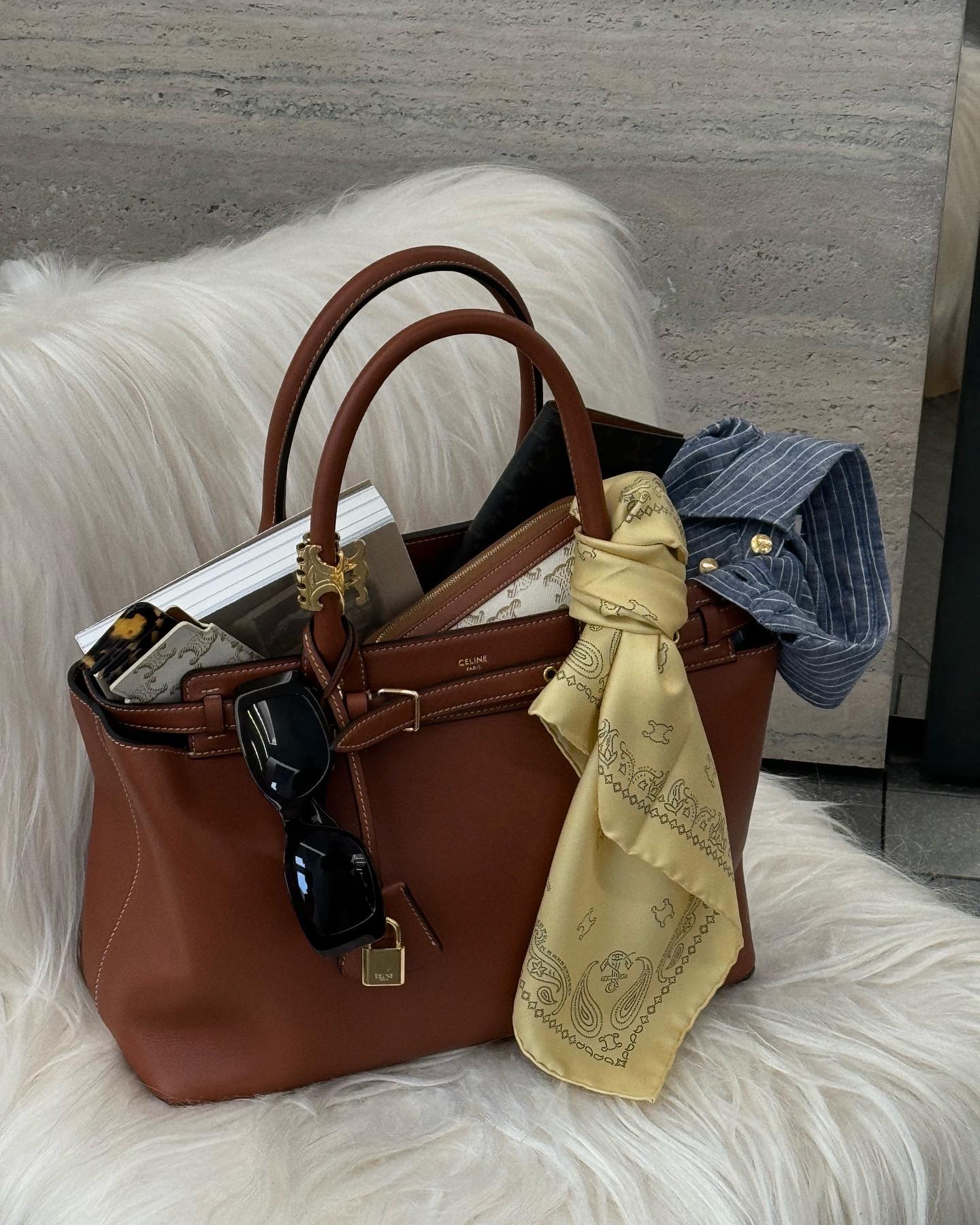스카프 다양하게 코디하는 법✨
허리 또는 가방 손잡이에 감거나👜머리 또는 목에 포인트🤍🙆‍♀️
 이미지