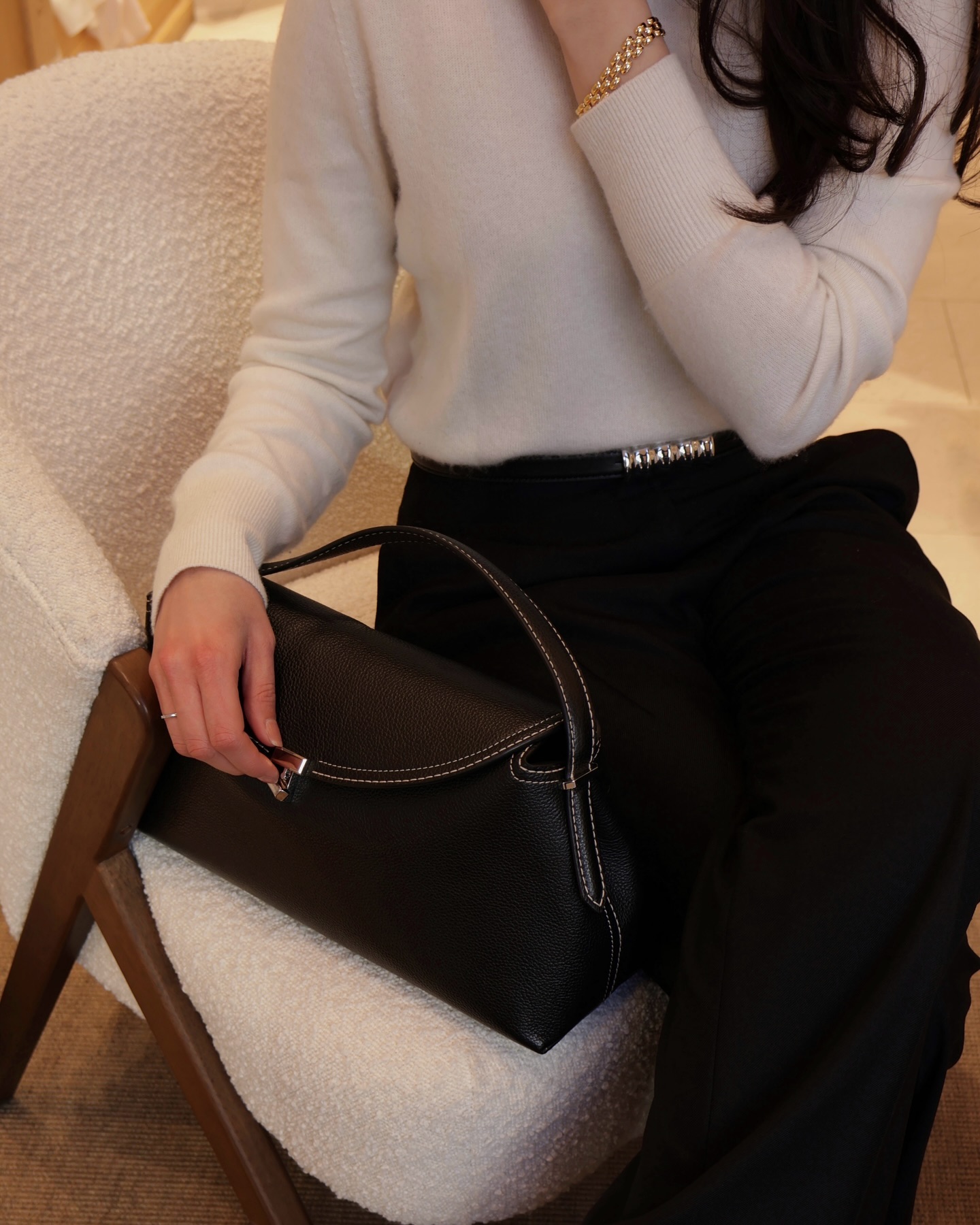 케이티 홈즈의 세련된 클래식백🖤
토템 티-락 탑 핸들👜 가격은 176만 원. @요즘 많이 보여👀 이미지8
