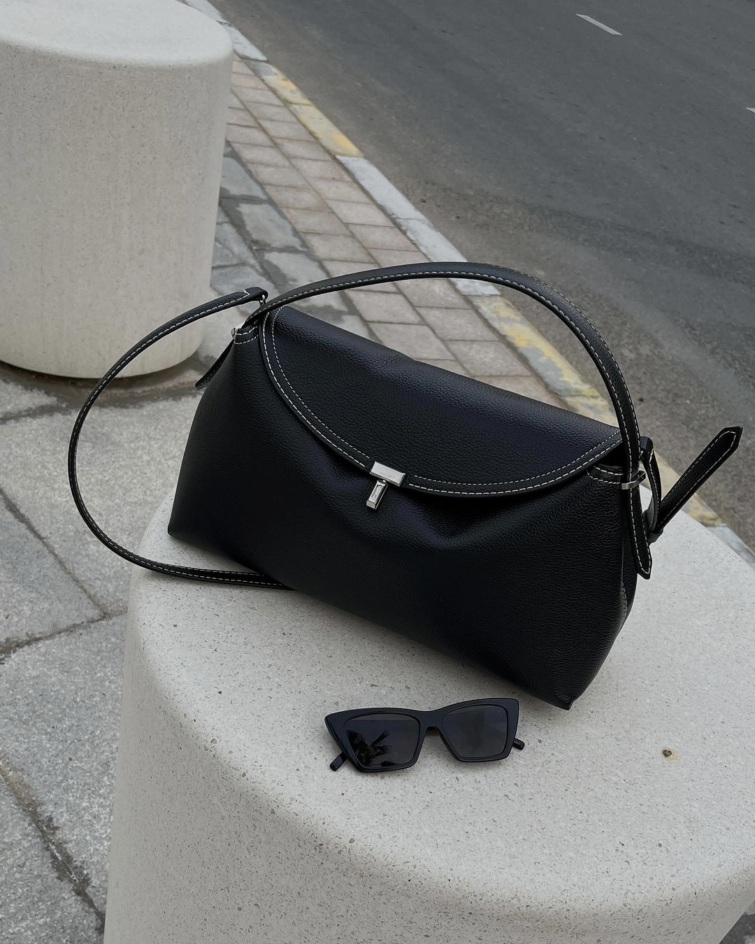 케이티 홈즈의 세련된 클래식백🖤
토템 티-락 탑 핸들👜 가격은 176만 원. @요즘 많이 보여👀 이미지3