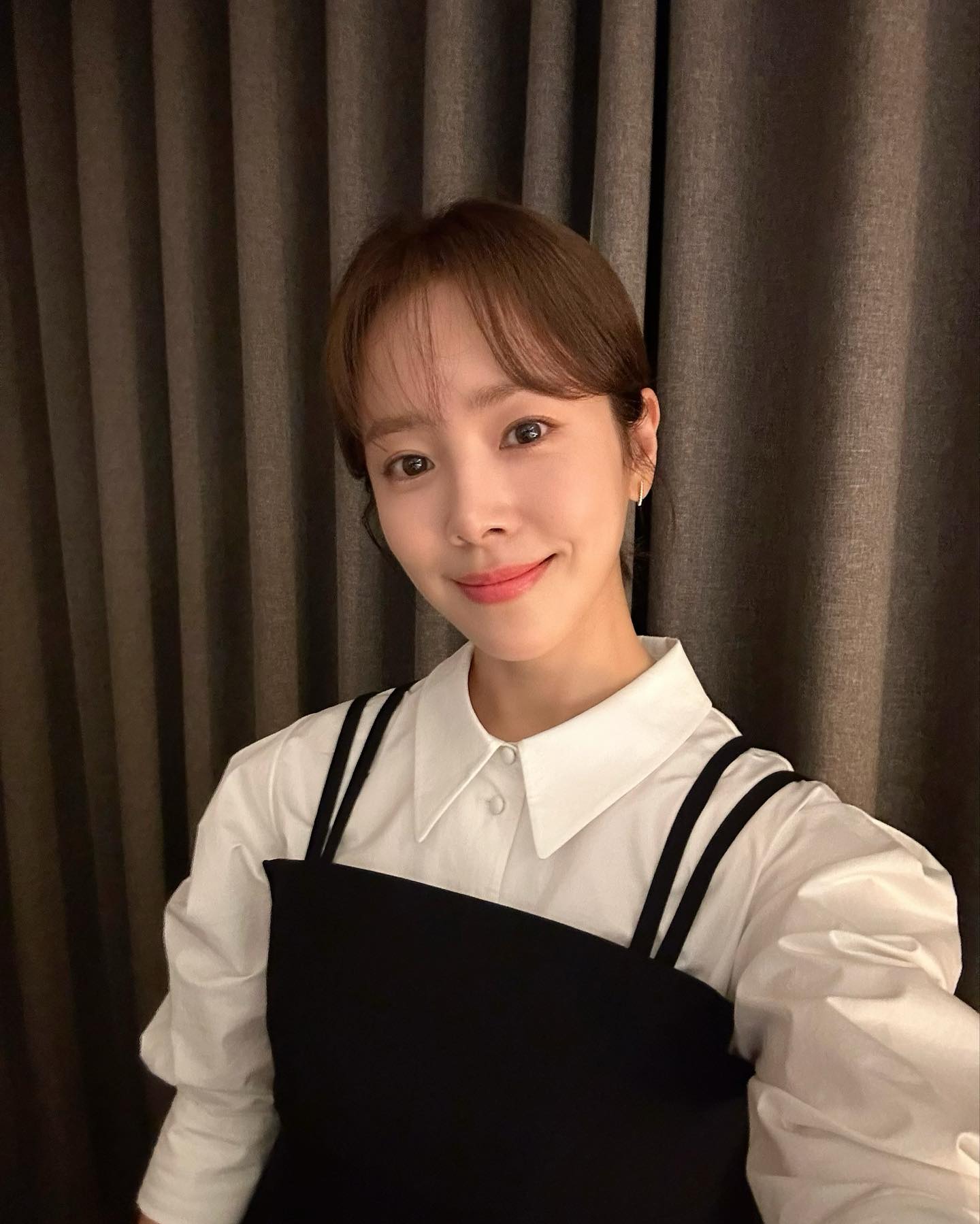 얼굴만큼 마음도 예쁜 한지민👏🖤

한지민이 올해도 어김없이 어린이날을 맞아 UN국제구호단체 JTS에 5천만 원을 기부했습니다. 한지민은 지난 2007년부터 JTS의 모금 캠페인에 직접 참여하며 따뜻한 마음을 보탰는데요. 지난 어린이날엔 폭우로 인해 거리 모금이 취소되자 온라인 모금으로 5천만 원을 기탁하기도 했죠. 또한, 지난해 12월에도 연탄봉사와 더불어 5천만 원 기부, 취약계층 난방비 지원으로 희망브리지에 5천만 원을 기부하기도 했습니다. 이미지