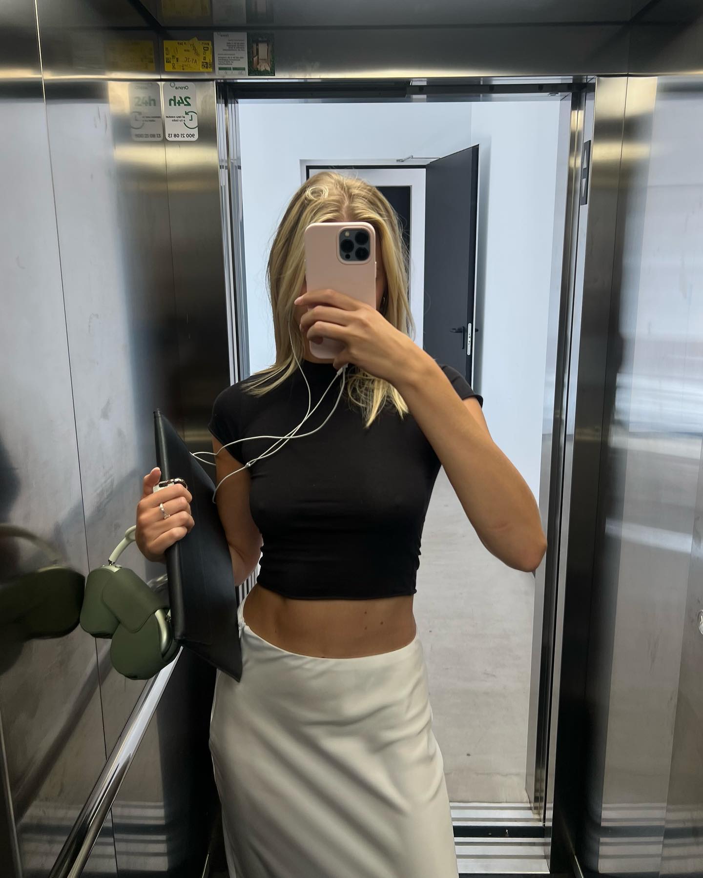 핏한 상의와 롱스커트로 매치✔️✨ 이미지