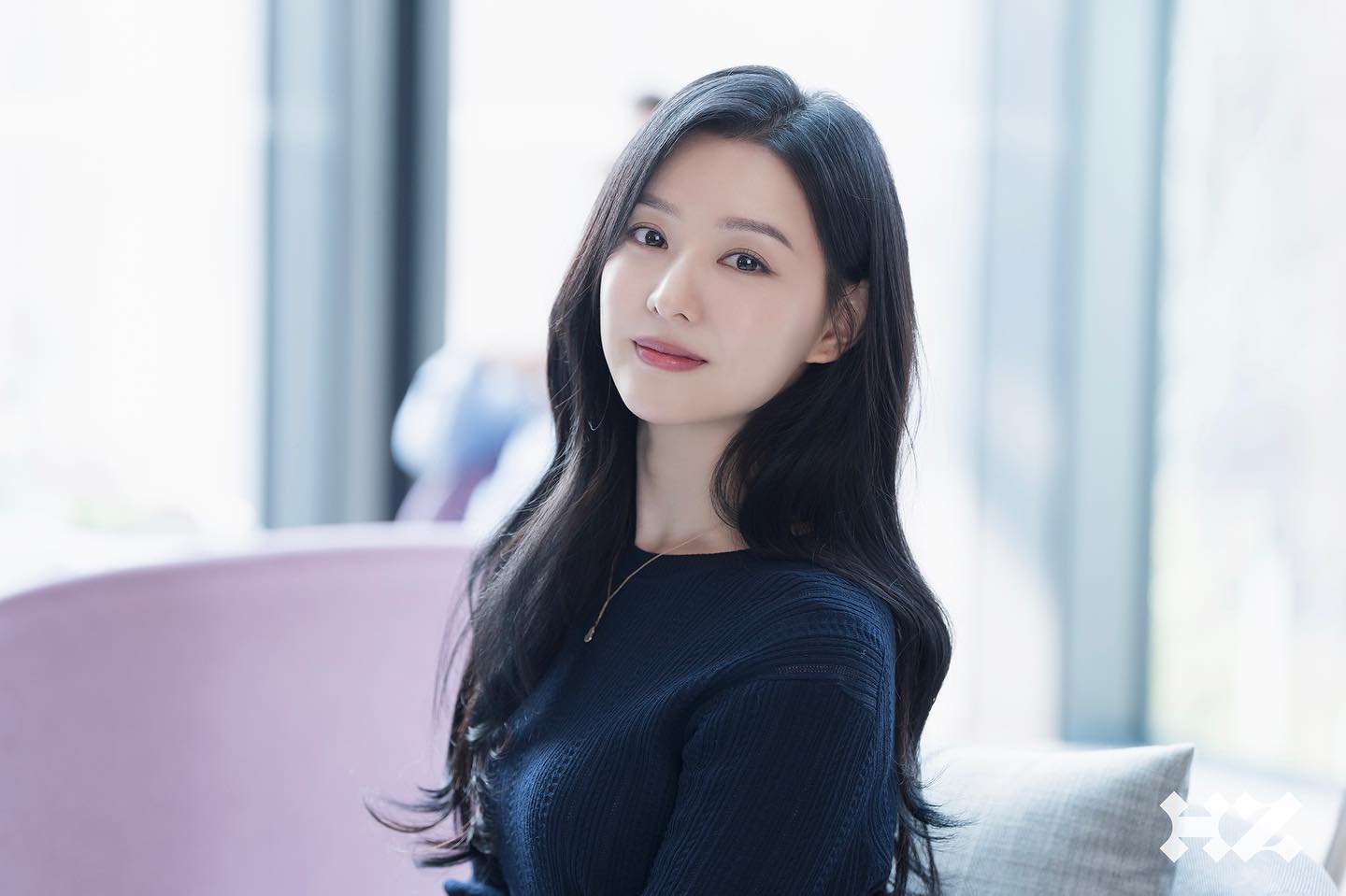 “열심히 준비하고 있어요”🙇‍♀️

배우 김지원이 데뷔 14년 만에 첫 단독 팬미팅을 엽니다. 소속사 하이지음스튜디오는 “김지원이 오는 6월 22일 서울 마포구 신한카드 SOL페이 스퀘어 라이브홀에서 첫 단독 팬미팅 ‘비 마이 원(BE MY ONE)’을 열고 팬들과 만난다”고 밝혔는데요. 앞서 김지원은 소속사 유튜브 채널을 통해 “팬분들과 가까이서 시간을 보낼 수 있다는 생각에 벌써부터 정말 설레는데요! 열심히 준비하고 있으니 많은 기대 부탁드립니다”라며 팬미팅 예고를 했습니다. 이미지