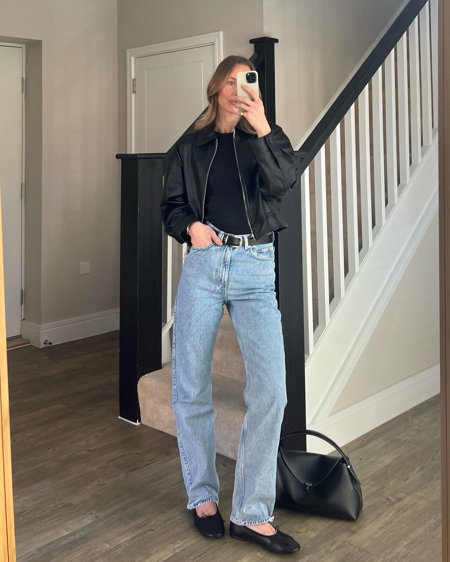 케이티 홈즈의 세련된 클래식백🖤
토템 티-락 탑 핸들👜 가격은 176만 원. @요즘 많이 보여👀 이미지6