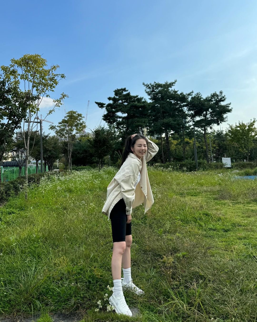 연휴 추천템💛🖤편한 바이커쇼츠
바이커 쇼츠랑 매치하면 좋을 원마일웨어 조합 4가지@이렇게😎

1. 오버핏 셔츠 + 바이커 쇼츠

2. 맨투맨 + 바이커 쇼츠

3. 오버핏 반팔 티셔츠 + 바이커 쇼츠

4. 긴팔 티셔츠 + 바이커 쇼츠 이미지