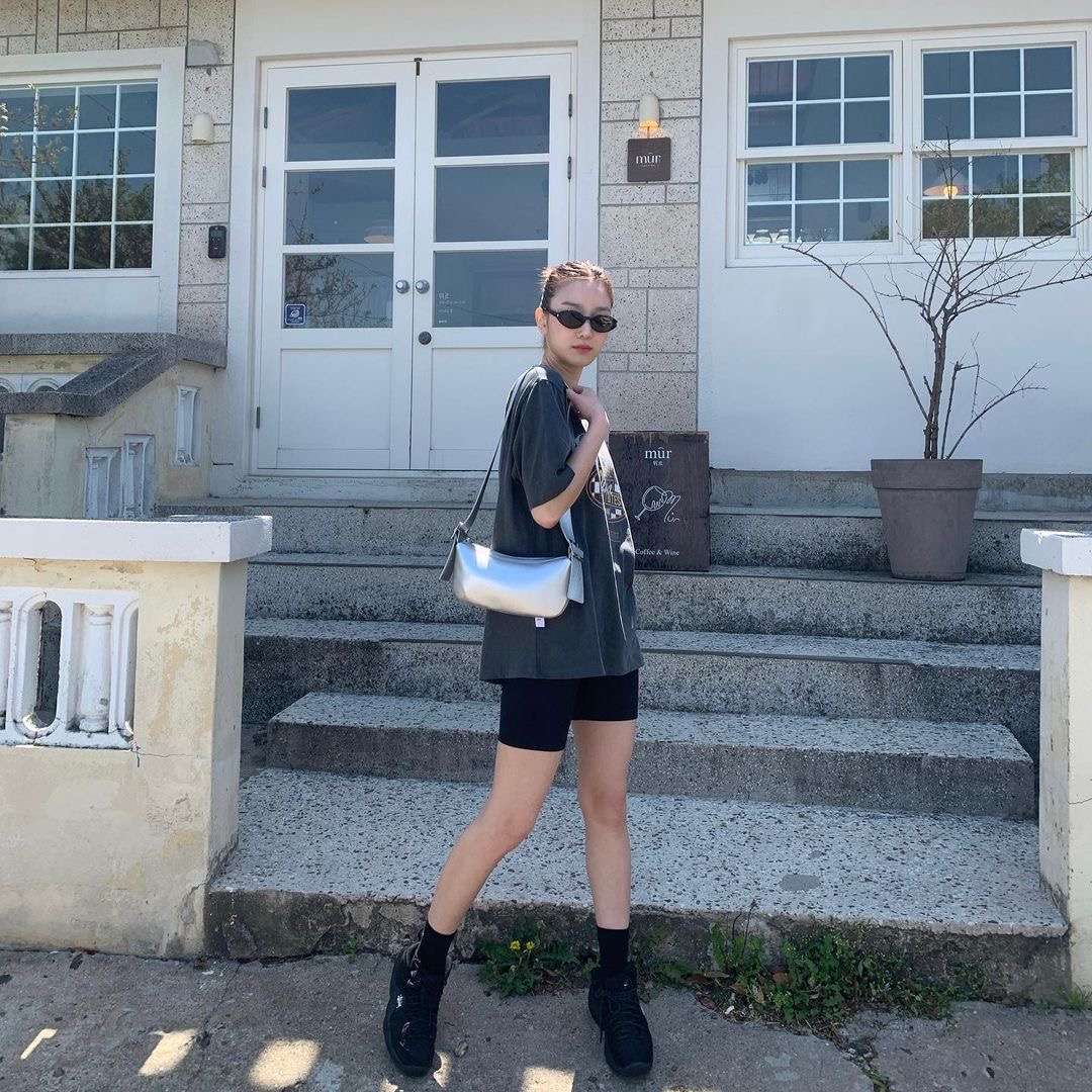연휴 추천템💛🖤편한 바이커쇼츠
바이커 쇼츠랑 매치하면 좋을 원마일웨어 조합 4가지@이렇게😎

1. 오버핏 셔츠 + 바이커 쇼츠

2. 맨투맨 + 바이커 쇼츠

3. 오버핏 반팔 티셔츠 + 바이커 쇼츠

4. 긴팔 티셔츠 + 바이커 쇼츠 이미지