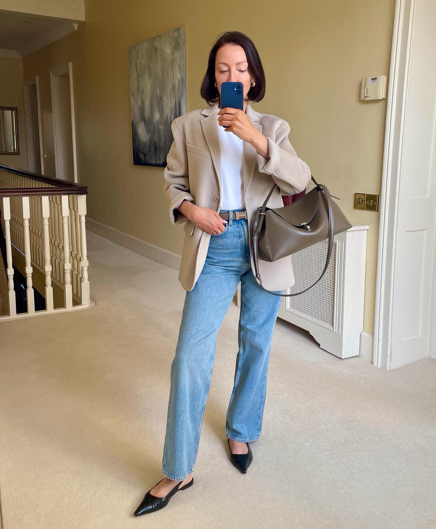 케이티 홈즈의 세련된 클래식백🖤
토템 티-락 탑 핸들👜 가격은 176만 원. @요즘 많이 보여👀 이미지5