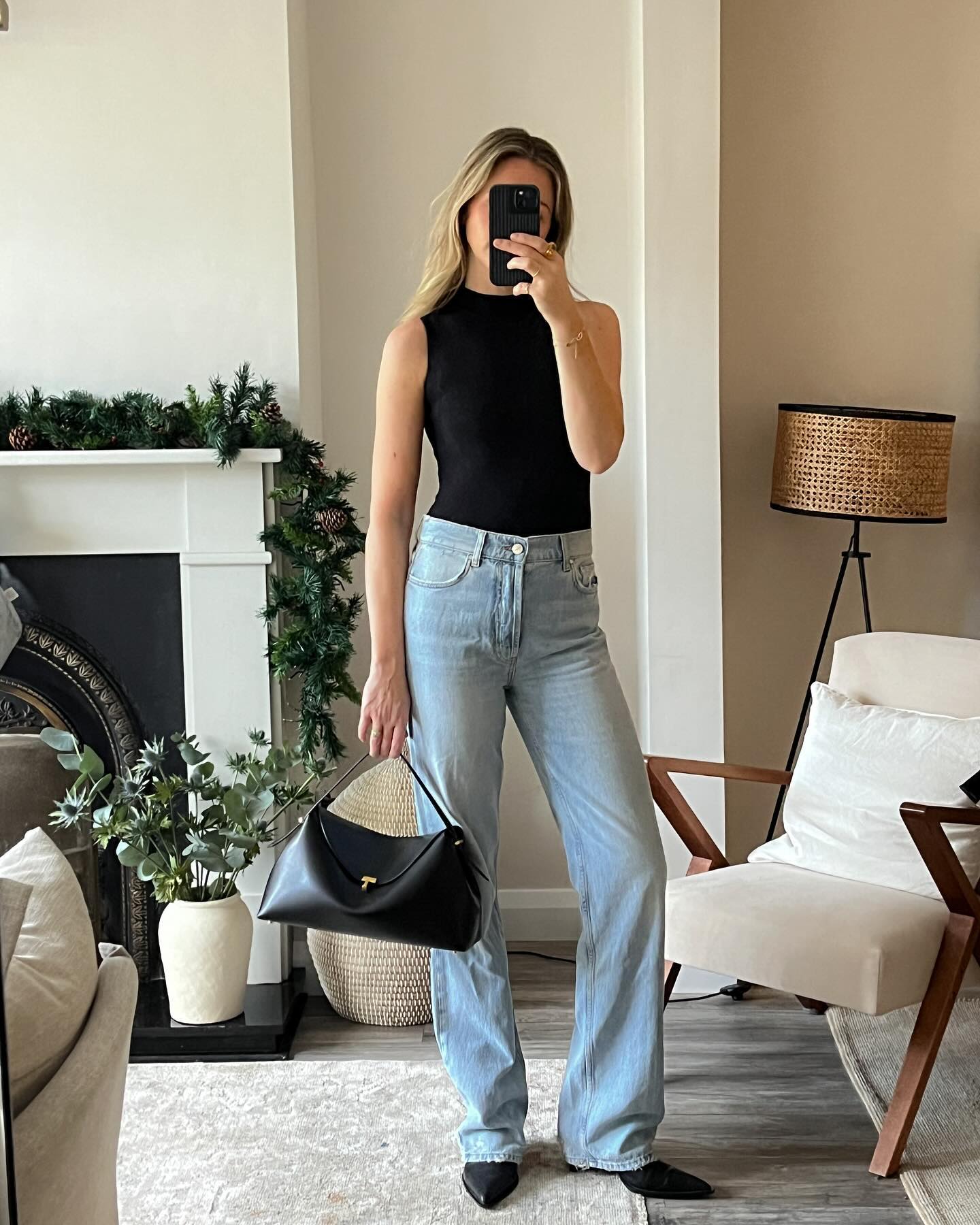 케이티 홈즈의 세련된 클래식백🖤
토템 티-락 탑 핸들👜 가격은 176만 원. @요즘 많이 보여👀 이미지4