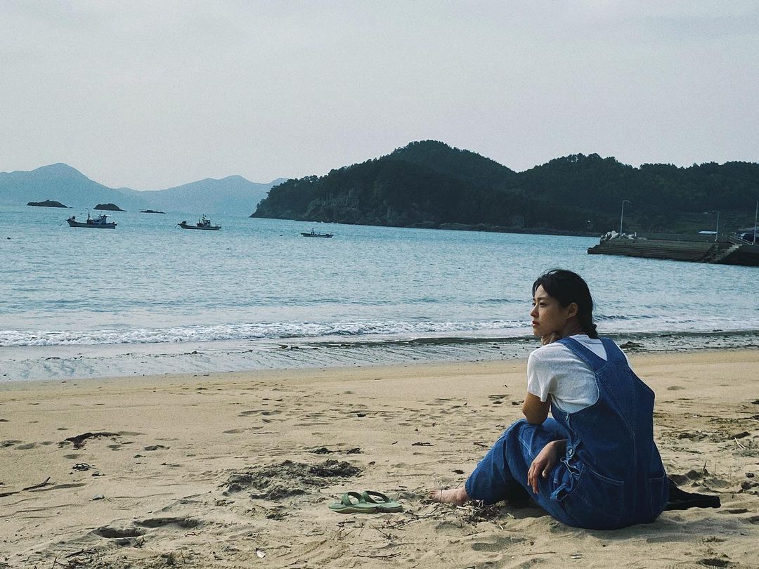 러블리한 반팔에 데님멜빵💙🤍 이미지