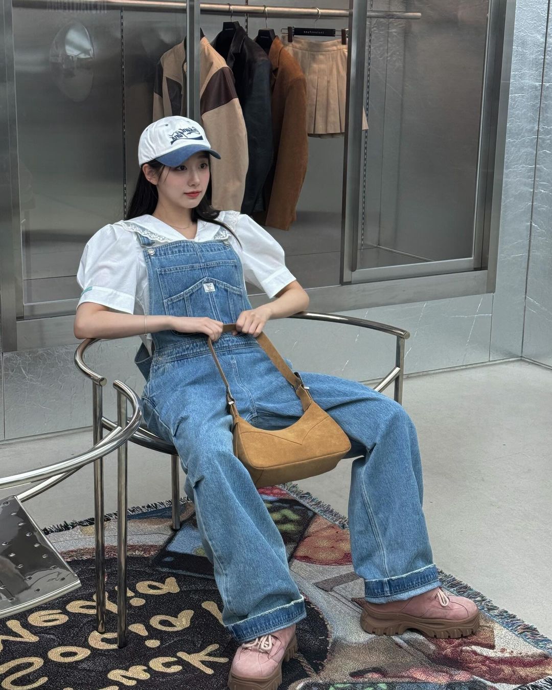 러블리한 반팔에 데님멜빵💙🤍 이미지