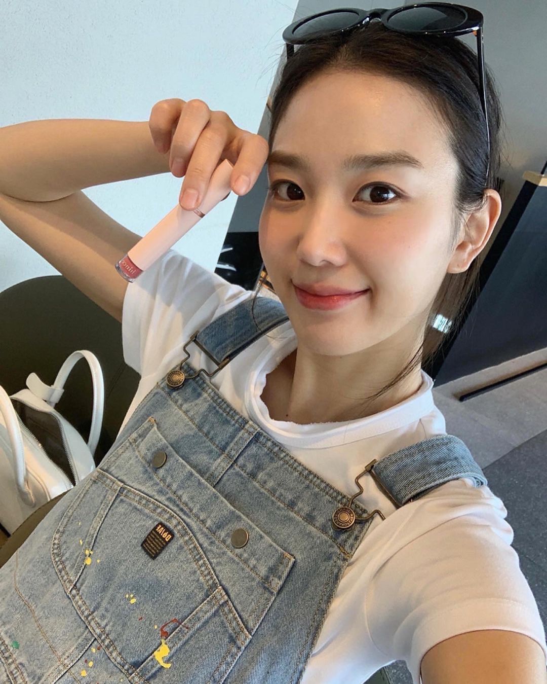 러블리한 반팔에 데님멜빵💙🤍 이미지