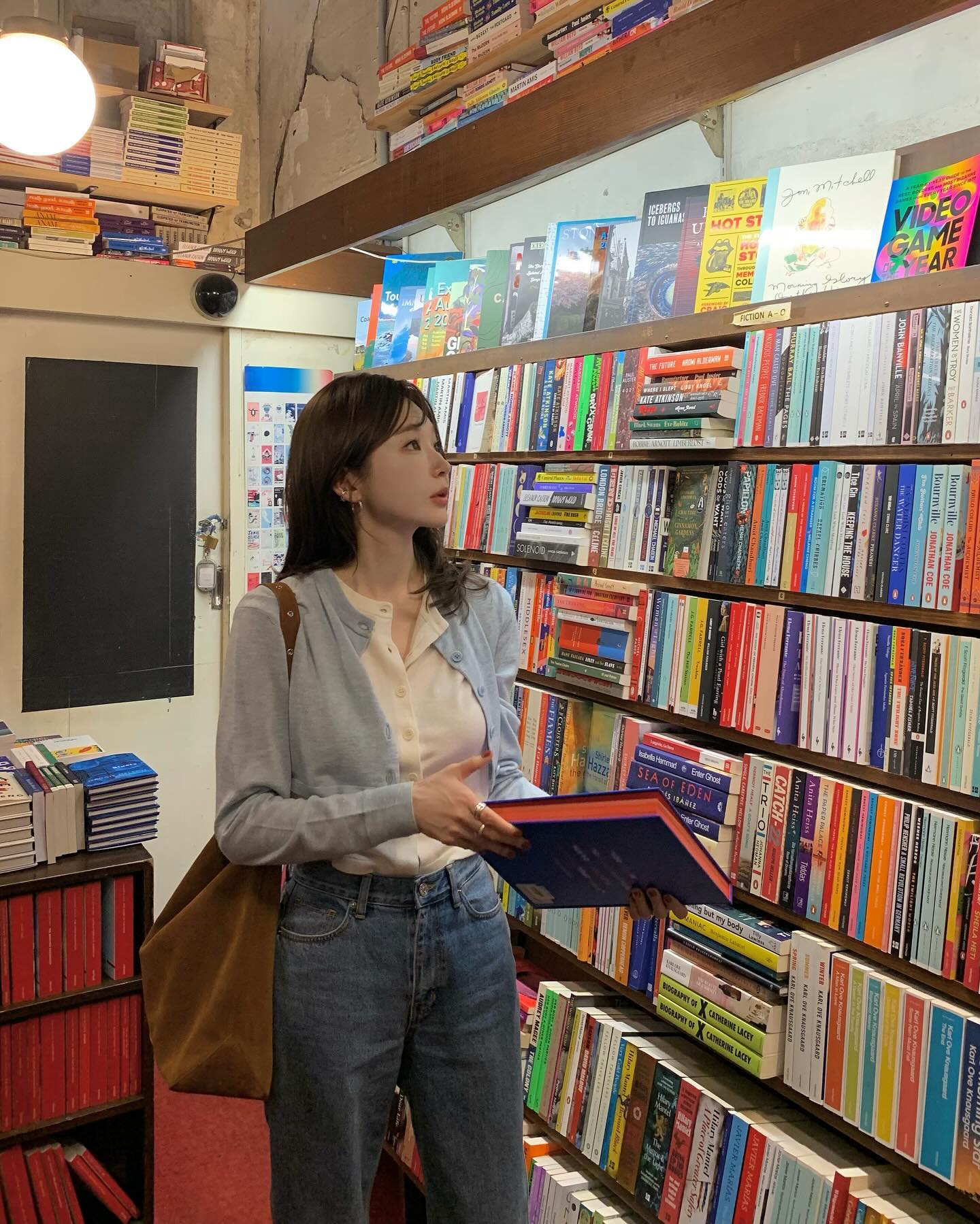 봄에는 역시 가디건이 최고🖤🤍
가디건 활용한 봄코디 꿀조합 4가지 추천🫶🏻 다양한 무드 즐겨요

1. 미니 원피스와 매치하여 러블리 무드

2. 청바지와 매치하여 미니멀 무드

3. 롱 스커트와 매치하여 페미닌 무드

4. 블라우스와 청바지 조합에 매치하여 캐주얼 무드 이미지