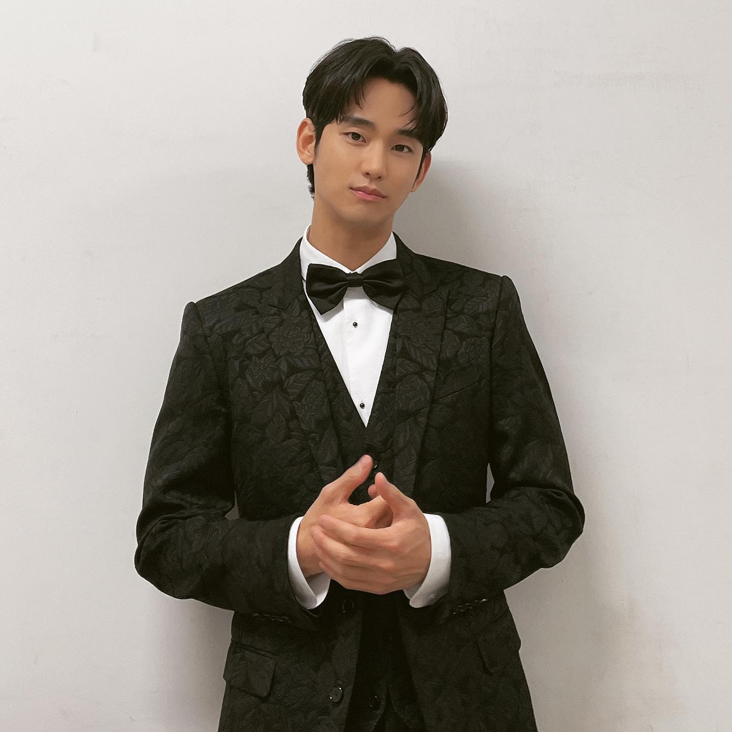 김수현? 남궁민? 류승룡?🤵‍♂️🔥

제60회 백상예술대상 시상식이 오늘(7일) 오후 개최됩니다. 지난 1년간 TV·영화 등에서 활약한 대중문화 예술계 종사자들이 총출동하는 이번 시상식이 더 주목을 받는 쟁쟁한 후보들 때문인데요. 특히 TV 부문 남자 최우수 연기상 경쟁을 놓고 치열한 불꽃 경쟁이 예상됩니다. 최근 tvN 역대 1위 시청률을 기록한 ‘눈물의 여왕'의 김수현부터 지난해 뜨거운 화제작이었던 MBC ‘연인'의 남궁민과 디즈니플러스 ‘무빙'의 류승룡이 강력한 수상 후보로 거론되며 이목이 집중되고 있는데요. 티빙 ‘운수 오진 날'에서 연쇄살인마를 연기한 유연석과 쿠팡플레이 ‘소년시대'에서 온양 찌질이로 연기력을 선보인 임시완도 함께 후보에 이름을 올렸습니다.

한편 시상식은 오늘 오후 5시 JTBC, JTBC2, JTBC4 채널에서 생중계되며 신동엽, 수지, 박보검이 MC를 맡습니다. 이미지1