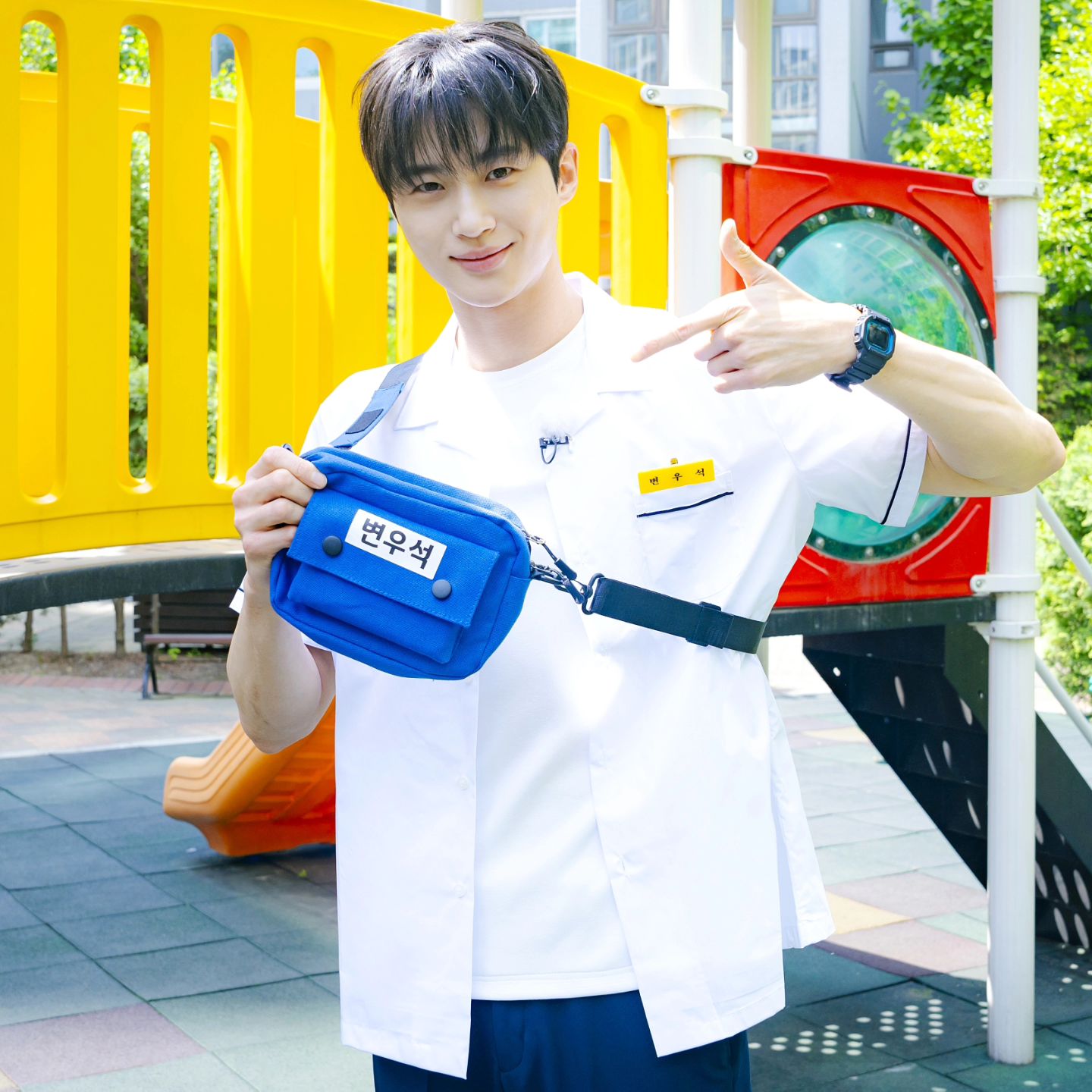 이번 주 런닝맨에 선재 나온다🏃💙

변우석이 이번 주 SBS <런닝맨>의 게스트로 출연합니다. 변우석은 현재 방영 중인 tvN 드라마 <선재 업고 튀어>에서 류선재 역으로 많은 사랑을 받고 있는데요. 지난주 런닝맨 예고편과 공식 인스타그램에 런닝맨 촬영 중 찍은 듯한 변우석의 교복 입은 모습이 등장하며 변우석이 이번 주 게스트로 출연함을 예고했습니다. 변우석은 지난 2022년 5월에 출연한 이후 2년 만에 런닝맨에 다시 찾아 시청자들의 기대를 모으고 있습니다.
 이미지