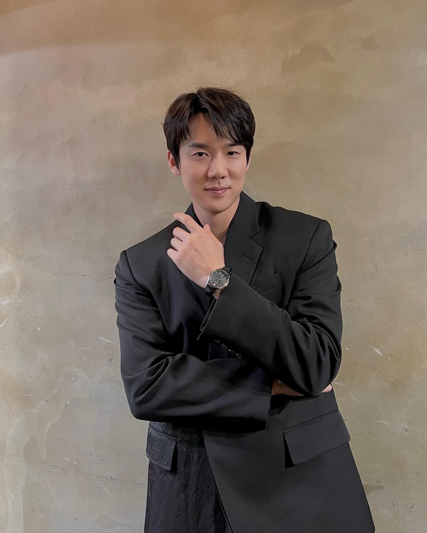 김수현? 남궁민? 류승룡?🤵‍♂️🔥

제60회 백상예술대상 시상식이 오늘(7일) 오후 개최됩니다. 지난 1년간 TV·영화 등에서 활약한 대중문화 예술계 종사자들이 총출동하는 이번 시상식이 더 주목을 받는 쟁쟁한 후보들 때문인데요. 특히 TV 부문 남자 최우수 연기상 경쟁을 놓고 치열한 불꽃 경쟁이 예상됩니다. 최근 tvN 역대 1위 시청률을 기록한 ‘눈물의 여왕'의 김수현부터 지난해 뜨거운 화제작이었던 MBC ‘연인'의 남궁민과 디즈니플러스 ‘무빙'의 류승룡이 강력한 수상 후보로 거론되며 이목이 집중되고 있는데요. 티빙 ‘운수 오진 날'에서 연쇄살인마를 연기한 유연석과 쿠팡플레이 ‘소년시대'에서 온양 찌질이로 연기력을 선보인 임시완도 함께 후보에 이름을 올렸습니다.

한편 시상식은 오늘 오후 5시 JTBC, JTBC2, JTBC4 채널에서 생중계되며 신동엽, 수지, 박보검이 MC를 맡습니다. 이미지6