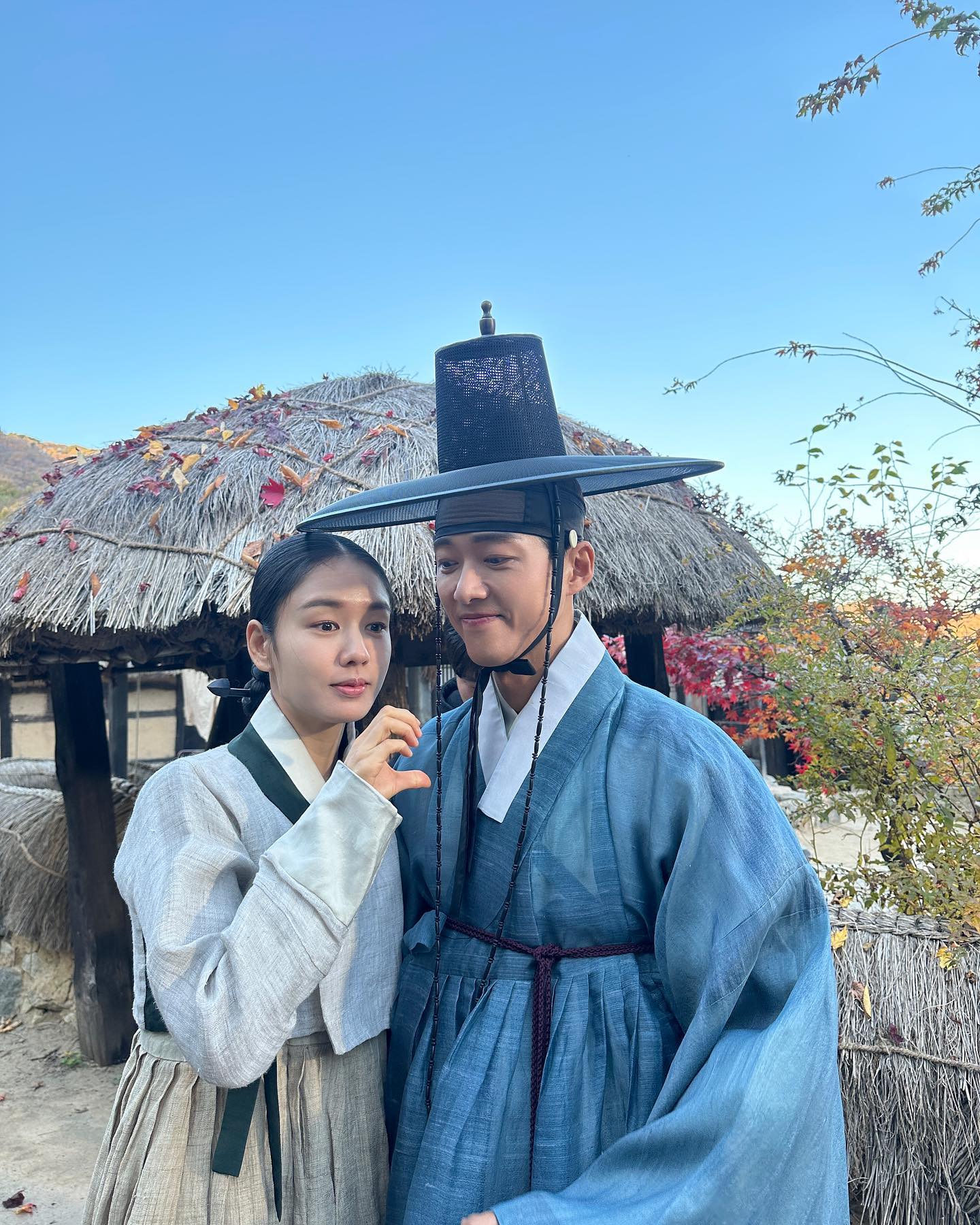 김수현? 남궁민? 류승룡?🤵‍♂️🔥

제60회 백상예술대상 시상식이 오늘(7일) 오후 개최됩니다. 지난 1년간 TV·영화 등에서 활약한 대중문화 예술계 종사자들이 총출동하는 이번 시상식이 더 주목을 받는 쟁쟁한 후보들 때문인데요. 특히 TV 부문 남자 최우수 연기상 경쟁을 놓고 치열한 불꽃 경쟁이 예상됩니다. 최근 tvN 역대 1위 시청률을 기록한 ‘눈물의 여왕'의 김수현부터 지난해 뜨거운 화제작이었던 MBC ‘연인'의 남궁민과 디즈니플러스 ‘무빙'의 류승룡이 강력한 수상 후보로 거론되며 이목이 집중되고 있는데요. 티빙 ‘운수 오진 날'에서 연쇄살인마를 연기한 유연석과 쿠팡플레이 ‘소년시대'에서 온양 찌질이로 연기력을 선보인 임시완도 함께 후보에 이름을 올렸습니다.

한편 시상식은 오늘 오후 5시 JTBC, JTBC2, JTBC4 채널에서 생중계되며 신동엽, 수지, 박보검이 MC를 맡습니다. 이미지3
