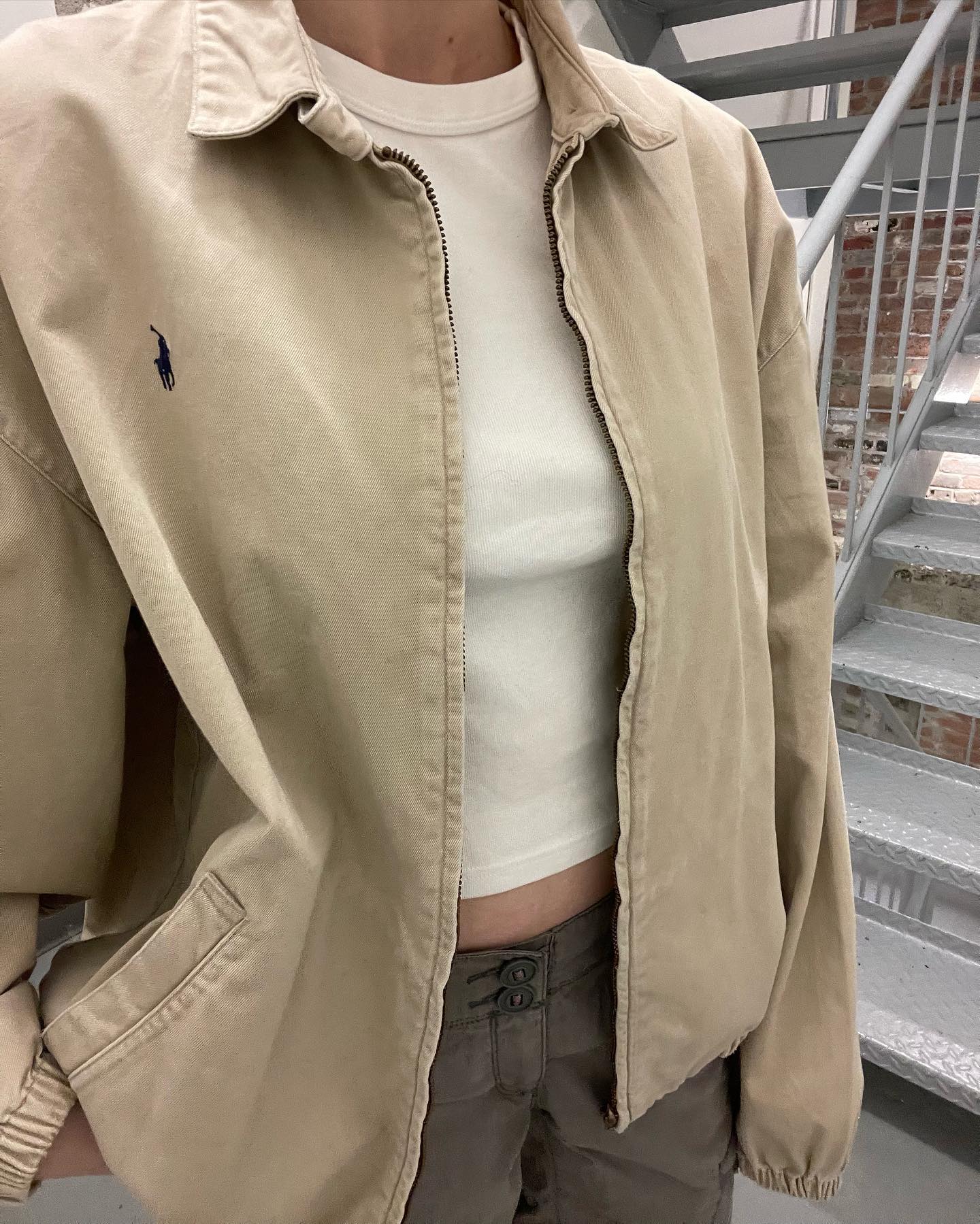 쌀쌀한 날씨에 걸쳐💨폴로 자켓🥠
빈티지 감성의 베이지 컬러 폴로 자켓👀 가볍게 걸쳐보기🧥 이미지