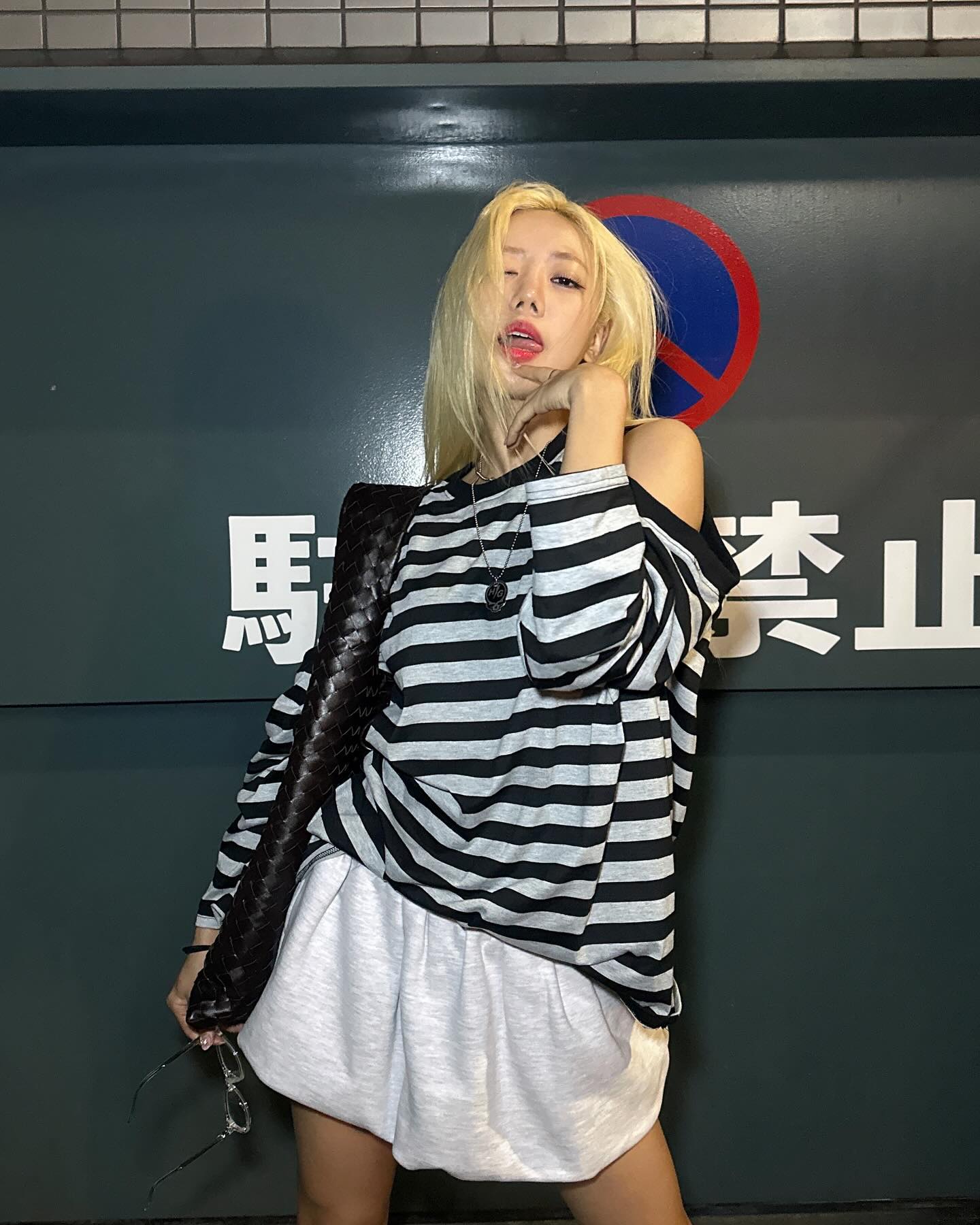 요즘 셀럽들의 데일리백?!🔍
셀럽픽 브랜드 가방 5👜보부상 빅백부터 귀여운 미니백까지👛

1. 수영 - 생 로랑 그레인 램스킨 칼립소 라지백 블랙, 475만 원.

2. 고윤정 - 샤넬 체인 달린 미니백 램스킨 판타지 펄 골드 메탈 블랙, 394만 3천 원.

3. 차정원 - 프라다 리에디션 1978 미디엄 리나일론 및 사피아노 가죽 투핸들 백 코르크 베이지, 345만 원.

4. 함은정 - 샤넬 23 크루즈 맥시 볼링 백 빈티지 카프 스킨 골드 메탈 블랙, 864만 원.

5. 김남주 - 보테가 베네타 라지 홉 폰단트, 567만 5천 원. 이미지9
