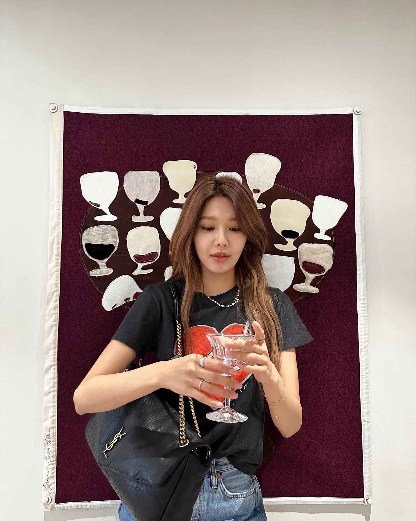 요즘 셀럽들의 데일리백?!🔍
셀럽픽 브랜드 가방 5👜보부상 빅백부터 귀여운 미니백까지👛

1. 수영 - 생 로랑 그레인 램스킨 칼립소 라지백 블랙, 475만 원.

2. 고윤정 - 샤넬 체인 달린 미니백 램스킨 판타지 펄 골드 메탈 블랙, 394만 3천 원.

3. 차정원 - 프라다 리에디션 1978 미디엄 리나일론 및 사피아노 가죽 투핸들 백 코르크 베이지, 345만 원.

4. 함은정 - 샤넬 23 크루즈 맥시 볼링 백 빈티지 카프 스킨 골드 메탈 블랙, 864만 원.

5. 김남주 - 보테가 베네타 라지 홉 폰단트, 567만 5천 원. 이미지
