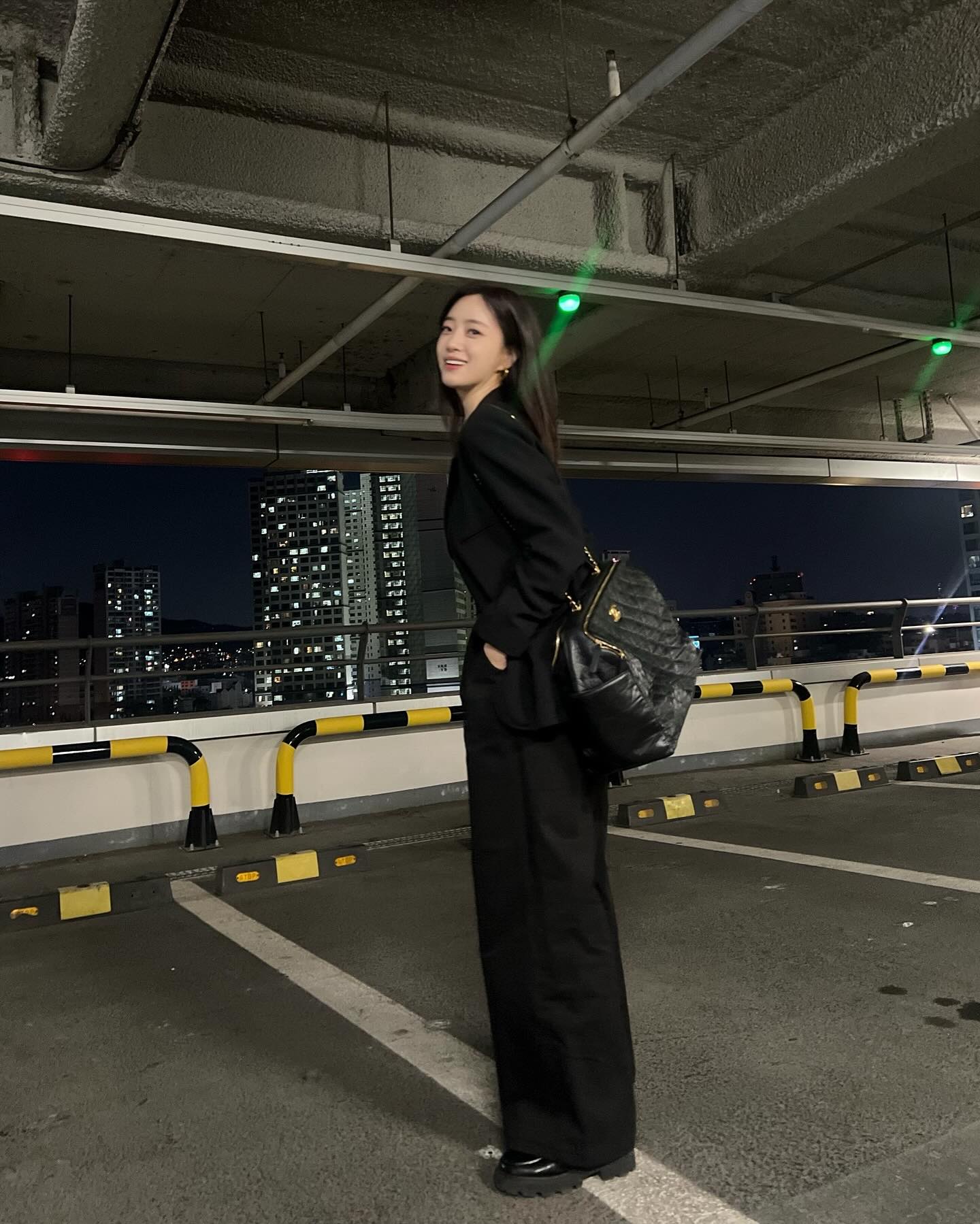 요즘 셀럽들의 데일리백?!🔍
셀럽픽 브랜드 가방 5👜보부상 빅백부터 귀여운 미니백까지👛

1. 수영 - 생 로랑 그레인 램스킨 칼립소 라지백 블랙, 475만 원.

2. 고윤정 - 샤넬 체인 달린 미니백 램스킨 판타지 펄 골드 메탈 블랙, 394만 3천 원.

3. 차정원 - 프라다 리에디션 1978 미디엄 리나일론 및 사피아노 가죽 투핸들 백 코르크 베이지, 345만 원.

4. 함은정 - 샤넬 23 크루즈 맥시 볼링 백 빈티지 카프 스킨 골드 메탈 블랙, 864만 원.

5. 김남주 - 보테가 베네타 라지 홉 폰단트, 567만 5천 원. 이미지7