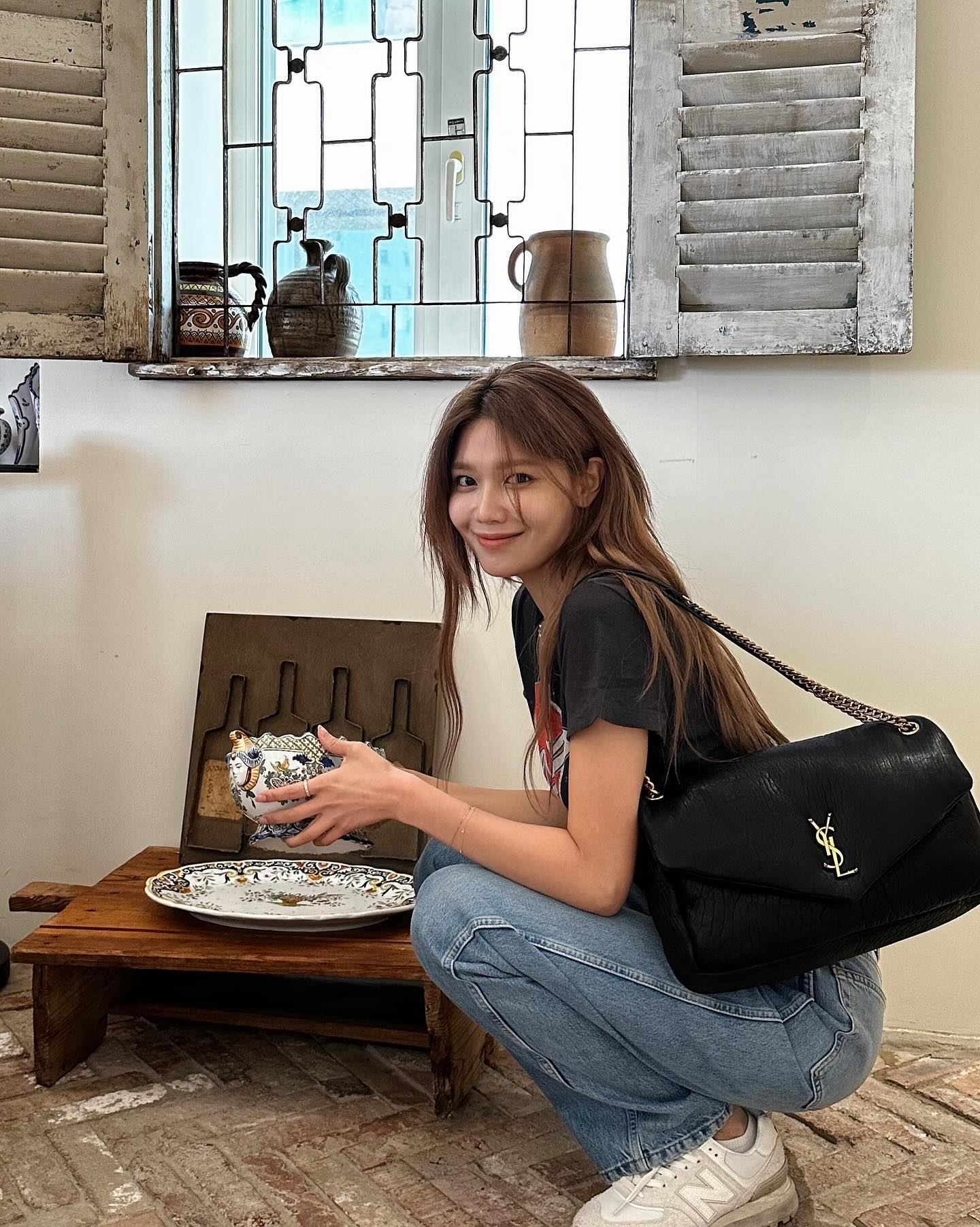 요즘 셀럽들의 데일리백?!🔍
셀럽픽 브랜드 가방 5👜보부상 빅백부터 귀여운 미니백까지👛

1. 수영 - 생 로랑 그레인 램스킨 칼립소 라지백 블랙, 475만 원.

2. 고윤정 - 샤넬 체인 달린 미니백 램스킨 판타지 펄 골드 메탈 블랙, 394만 3천 원.

3. 차정원 - 프라다 리에디션 1978 미디엄 리나일론 및 사피아노 가죽 투핸들 백 코르크 베이지, 345만 원.

4. 함은정 - 샤넬 23 크루즈 맥시 볼링 백 빈티지 카프 스킨 골드 메탈 블랙, 864만 원.

5. 김남주 - 보테가 베네타 라지 홉 폰단트, 567만 5천 원. 이미지2