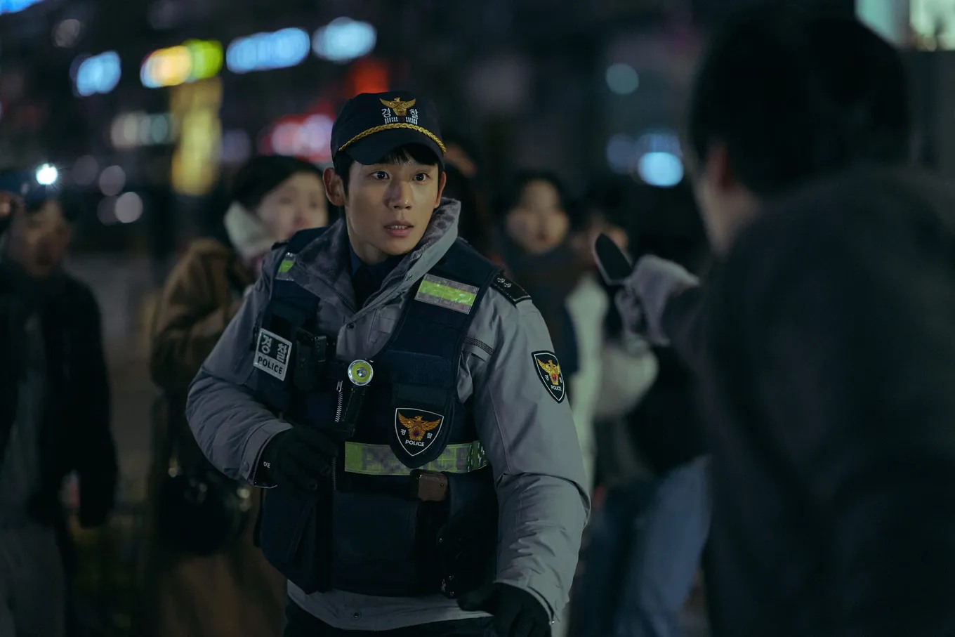정해인과 함께 돌아온 베테랑2👮‍♂️

<베테랑2>의 스틸컷이 공개됐습니다. 최근 제77회 칸 국제 영화제 홈페이지에 스킬컷이 올라왔는데요. 2015년에 개봉한 <베테랑>은 1,300만 관객을 동원하며 한국 영화 역대 흥행 8위를 기록한 영화죠. 9년 만에 돌아온 2편은 ‘서도철’ 형사가 속한 강력범죄수사대가 새롭게 합류한 막내 ‘박선우’ 형사와 함께 연쇄 살인범을 쫓는 내용이라고 하는데요. ‘서도철’ 역은 이번에도 황정민 배우가 맡았고, ‘박선우’역은 정해인이 맡으며 관객들의 기대를 한층 높였습니다. 또한 수사대의 기존 멤버였던 장윤주, 오달수, 오대환, 김시후가 전편에 이어 출연하며, 음악감독은 장기하가 맡아 영화의 완성도를 높일 예정입니다.

한편 빌런 역을 누가 연기할지는 아직 공개되지 않아 궁금증을 더하고 있는데요. 해당 영화는 오는 15일에 개막하는 칸 영화제에서 먼저 선보인 후, 공식 개봉은 올해 말 예정입니다.🍿

사진: 칸 영화제 이미지