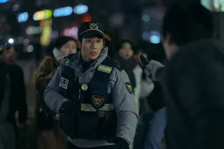 정해인과 함께 돌아온 베테랑2👮♂️
<베테랑2>의 스틸컷이 공개됐습니다. 최근 제77회 칸 국제 영화제 홈페이지에 스킬컷이 올라왔는데요. 2015년에 개봉한 <베테랑>은 1,300만 관객을 동원하며 한국 영화 역대 흥행 8위를 기록한 영화죠. 9년 만에 돌아온 2편은 ‘서도철’ 형사가 속한 강력범죄수사대가 새롭게 합류한 막내 ‘박선우’ 형사와 함께 연쇄 살인범을 쫓는 내용이라고 하는데요. ‘서도철’ 역은 이번에도 황정민 배우가 맡았고, ‘박선우’역은 정해인이 맡으며 관객들의 기대를 한층 높였습니다. 또한 수사대의 기존 멤버였던 장윤주, 오달수, 오대환, 김시후가 전편에 이어 출연하며, 음악감독은 장기하가 맡아 영화의 완성도를 높일 예정입니다.
한편 빌런 역을 누가 연기할지는 아직 공개되지 않아 궁금증을 더하고 있는데요. 해당 영화는 오는 15일에 개막하는 칸 영화제에서 먼저 선보인 후, 공식 개봉은 올해 말 예정입니다.🍿
사진: 칸 영화제 이미지