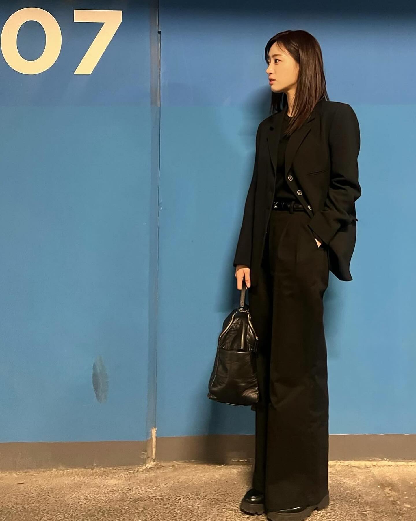 요즘 셀럽들의 데일리백?!🔍
셀럽픽 브랜드 가방 5👜보부상 빅백부터 귀여운 미니백까지👛

1. 수영 - 생 로랑 그레인 램스킨 칼립소 라지백 블랙, 475만 원.

2. 고윤정 - 샤넬 체인 달린 미니백 램스킨 판타지 펄 골드 메탈 블랙, 394만 3천 원.

3. 차정원 - 프라다 리에디션 1978 미디엄 리나일론 및 사피아노 가죽 투핸들 백 코르크 베이지, 345만 원.

4. 함은정 - 샤넬 23 크루즈 맥시 볼링 백 빈티지 카프 스킨 골드 메탈 블랙, 864만 원.

5. 김남주 - 보테가 베네타 라지 홉 폰단트, 567만 5천 원. 이미지8