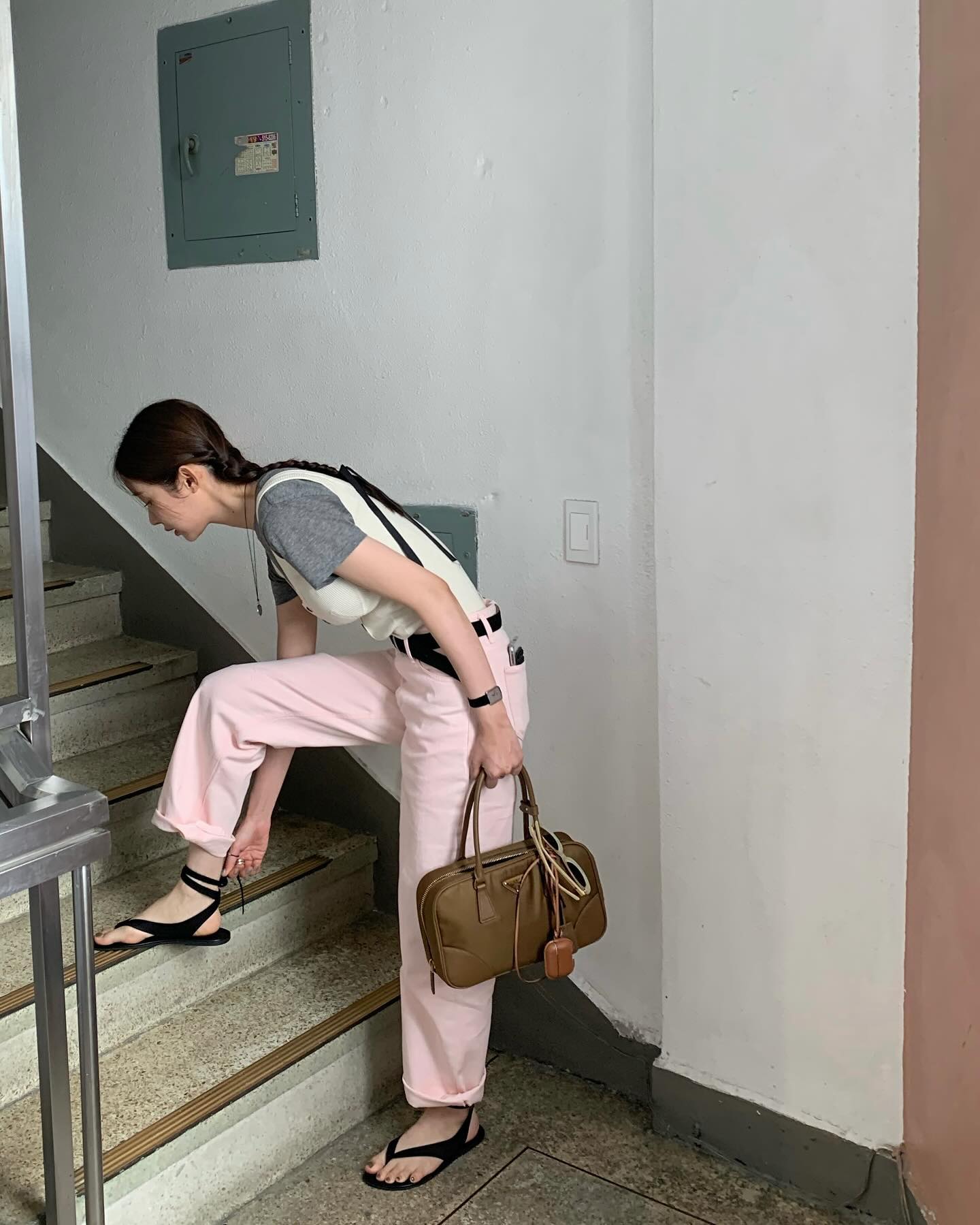 요즘 셀럽들의 데일리백?!🔍
셀럽픽 브랜드 가방 5👜보부상 빅백부터 귀여운 미니백까지👛

1. 수영 - 생 로랑 그레인 램스킨 칼립소 라지백 블랙, 475만 원.

2. 고윤정 - 샤넬 체인 달린 미니백 램스킨 판타지 펄 골드 메탈 블랙, 394만 3천 원.

3. 차정원 - 프라다 리에디션 1978 미디엄 리나일론 및 사피아노 가죽 투핸들 백 코르크 베이지, 345만 원.

4. 함은정 - 샤넬 23 크루즈 맥시 볼링 백 빈티지 카프 스킨 골드 메탈 블랙, 864만 원.

5. 김남주 - 보테가 베네타 라지 홉 폰단트, 567만 5천 원. 이미지6