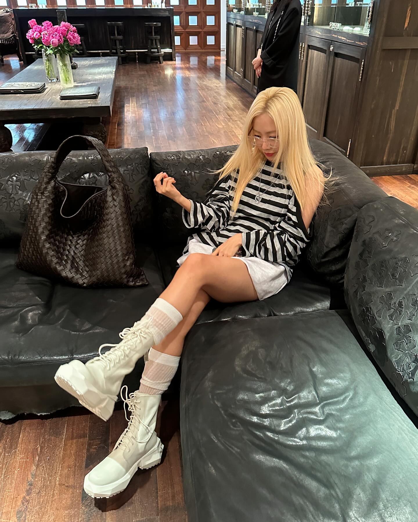 요즘 셀럽들의 데일리백?!🔍
셀럽픽 브랜드 가방 5👜보부상 빅백부터 귀여운 미니백까지👛

1. 수영 - 생 로랑 그레인 램스킨 칼립소 라지백 블랙, 475만 원.

2. 고윤정 - 샤넬 체인 달린 미니백 램스킨 판타지 펄 골드 메탈 블랙, 394만 3천 원.

3. 차정원 - 프라다 리에디션 1978 미디엄 리나일론 및 사피아노 가죽 투핸들 백 코르크 베이지, 345만 원.

4. 함은정 - 샤넬 23 크루즈 맥시 볼링 백 빈티지 카프 스킨 골드 메탈 블랙, 864만 원.

5. 김남주 - 보테가 베네타 라지 홉 폰단트, 567만 5천 원. 이미지10