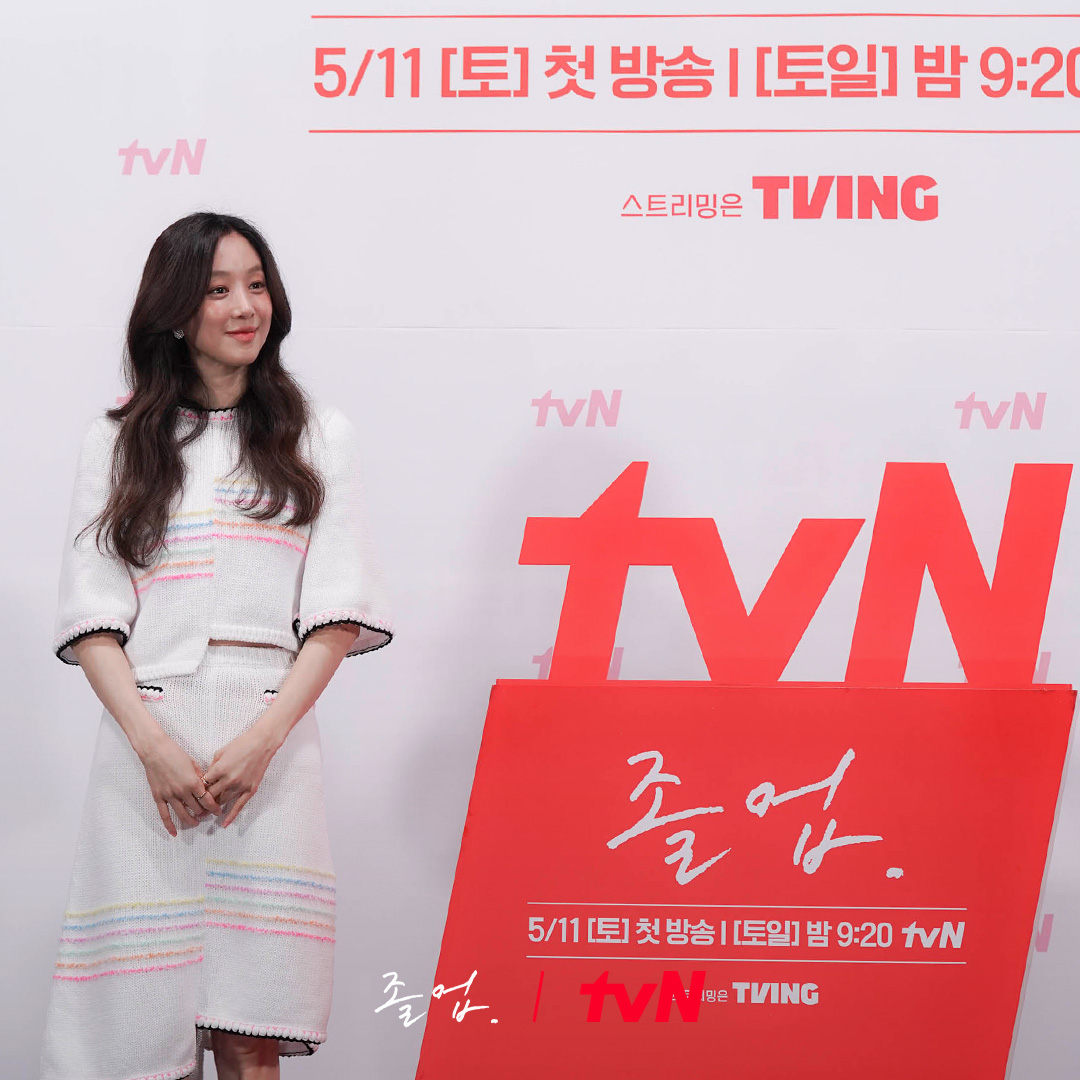 려원이랑 찰떡인 샤넬 셋업👗

려원이 tvN 드라마 <졸업> 제작발표회에서 입은 옷이 화제입니다. 려원이 위아래로 착용한 옷은 샤넬 니트 셋업으로 샤넬 2024 봄-여름 컬렉션에서 선보인 룩 24인데요. 지난 3월 김나영도 같은 옷을 착용하고 자신의 인스타그램에 게시했습니다. 페미닌한 무드가 느껴지는 풀오버는 558만 원, 스커트는 543만 원입니다. 이미지3