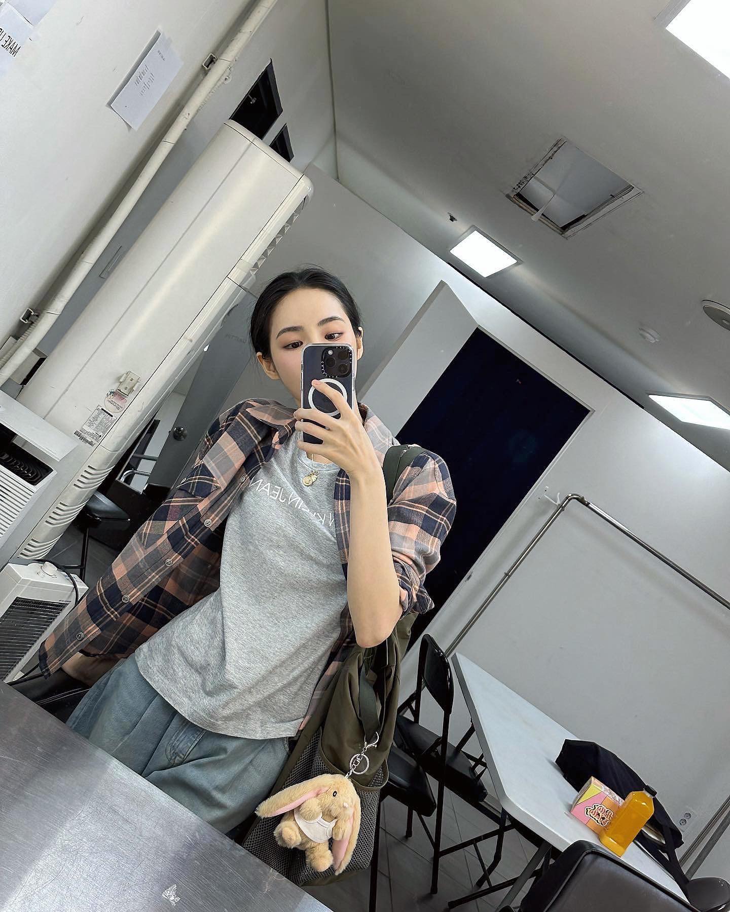 주말엔 체크 셔츠🏁🖤걸쳐줘야지 이미지