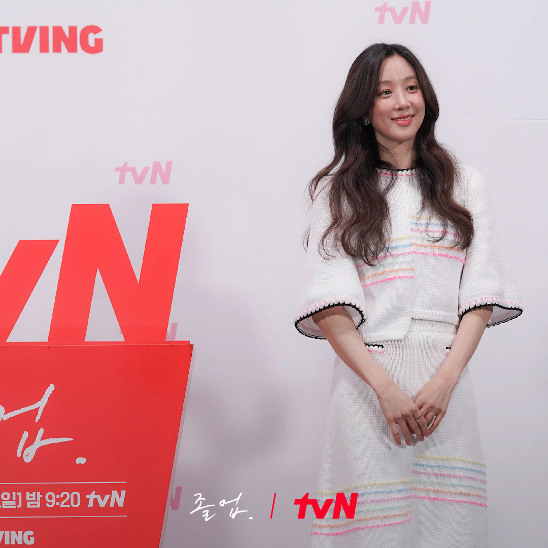 려원이랑 찰떡인 샤넬 셋업👗

려원이 tvN 드라마 <졸업> 제작발표회에서 입은 옷이 화제입니다. 려원이 위아래로 착용한 옷은 샤넬 니트 셋업으로 샤넬 2024 봄-여름 컬렉션에서 선보인 룩 24인데요. 지난 3월 김나영도 같은 옷을 착용하고 자신의 인스타그램에 게시했습니다. 페미닌한 무드가 느껴지는 풀오버는 558만 원, 스커트는 543만 원입니다. 이미지2