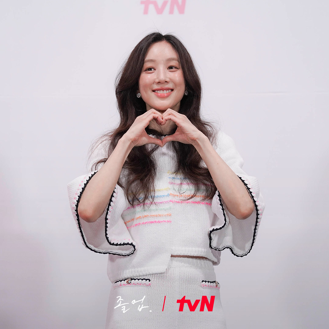 려원이랑 찰떡인 샤넬 셋업👗

려원이 tvN 드라마 <졸업> 제작발표회에서 입은 옷이 화제입니다. 려원이 위아래로 착용한 옷은 샤넬 니트 셋업으로 샤넬 2024 봄-여름 컬렉션에서 선보인 룩 24인데요. 지난 3월 김나영도 같은 옷을 착용하고 자신의 인스타그램에 게시했습니다. 페미닌한 무드가 느껴지는 풀오버는 558만 원, 스커트는 543만 원입니다. 이미지1